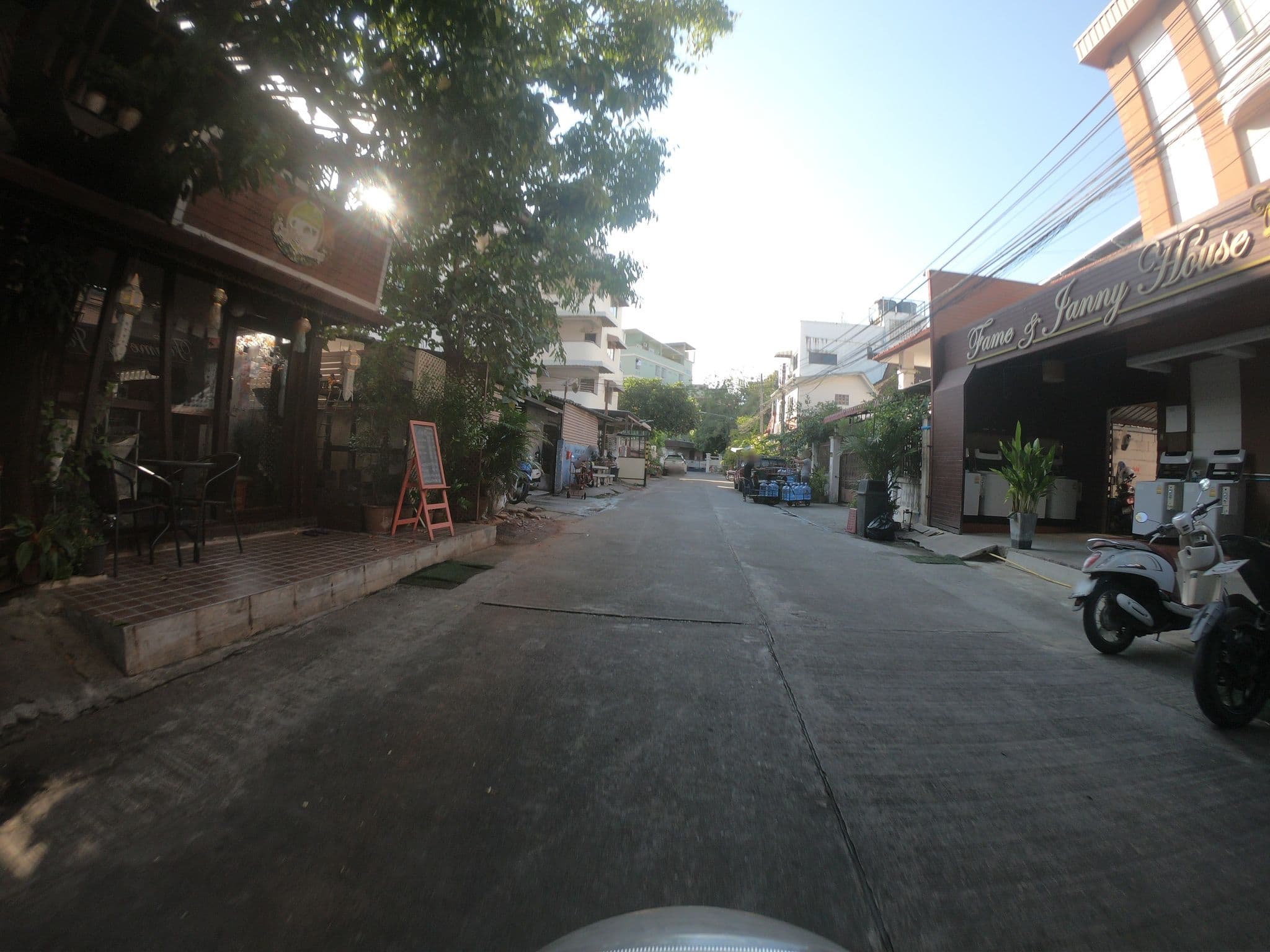 Street view near เฟมส์ & เจนนี่เฮ้าส์, Chiang Mai