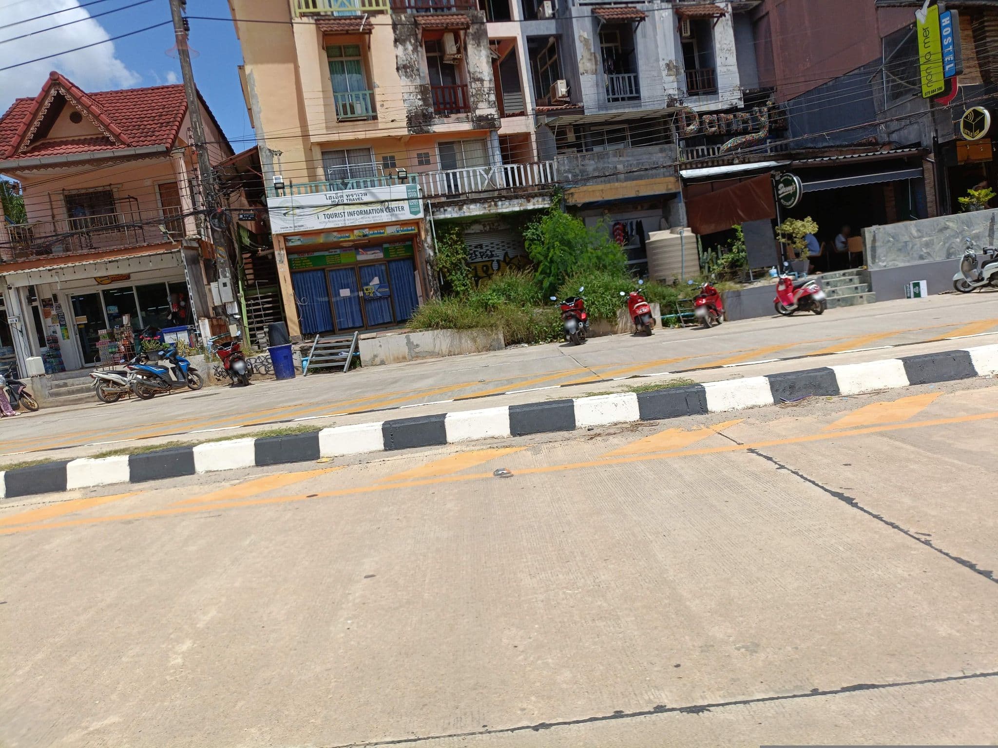 Street view near non La Mer Hostel, Saladan