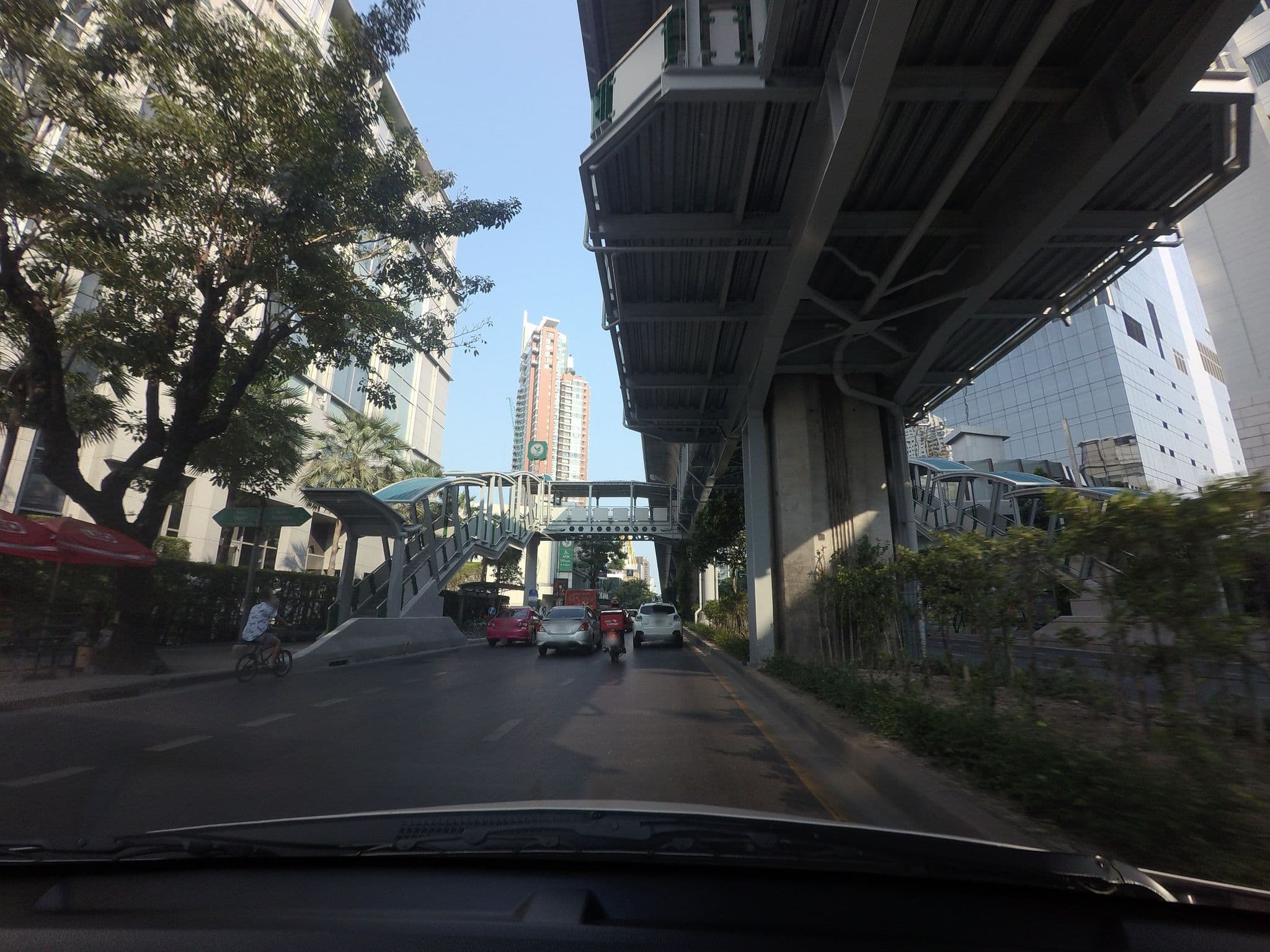 Street view near Marriott Executive Apartments Bangkok, Sukhumvit Thonglor, Watthana — © mishari (CC BY-SA · Mapillary)