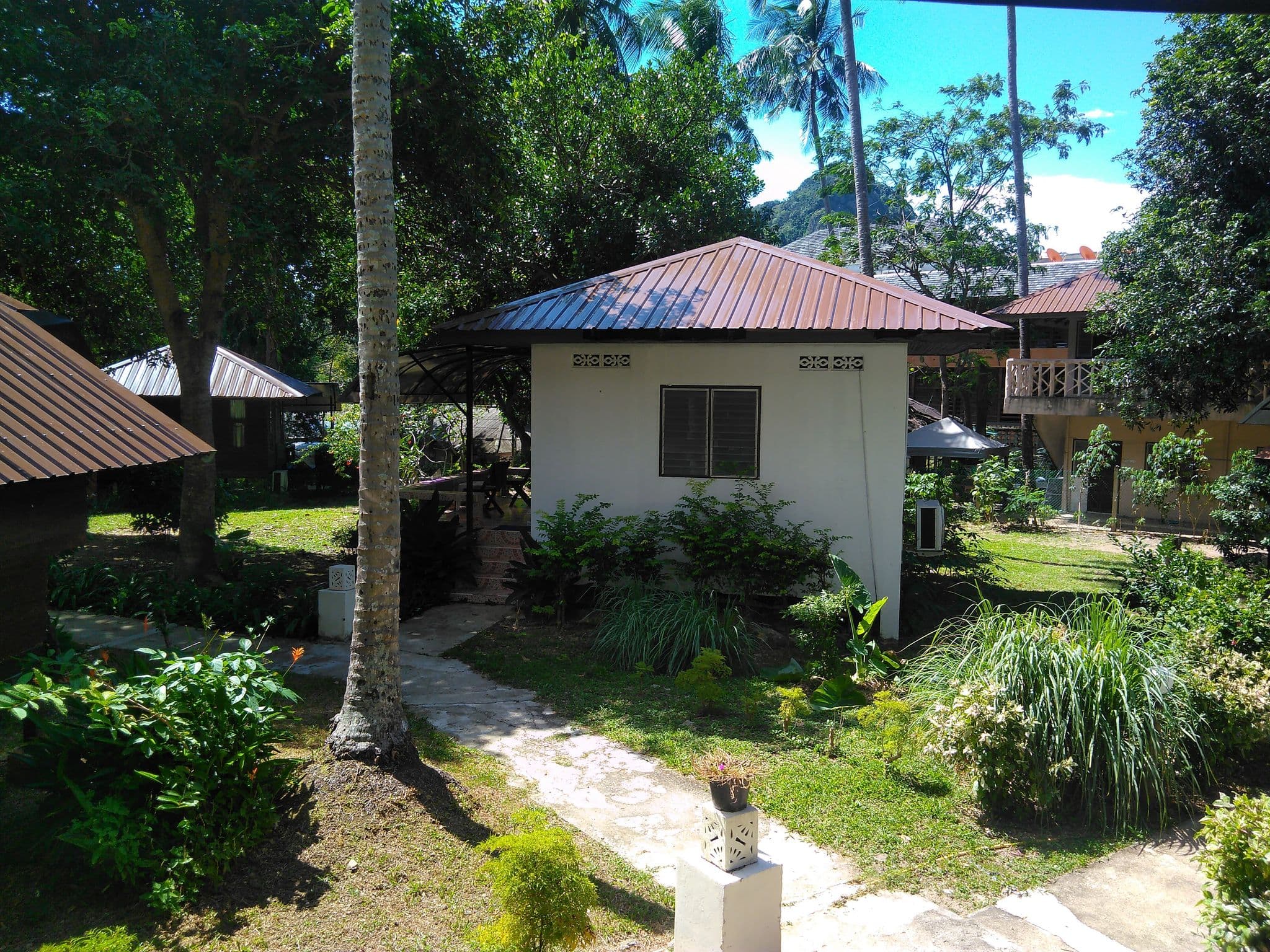 Street view near Railay Cabana Garden Bungalow, Ban Ao Nang