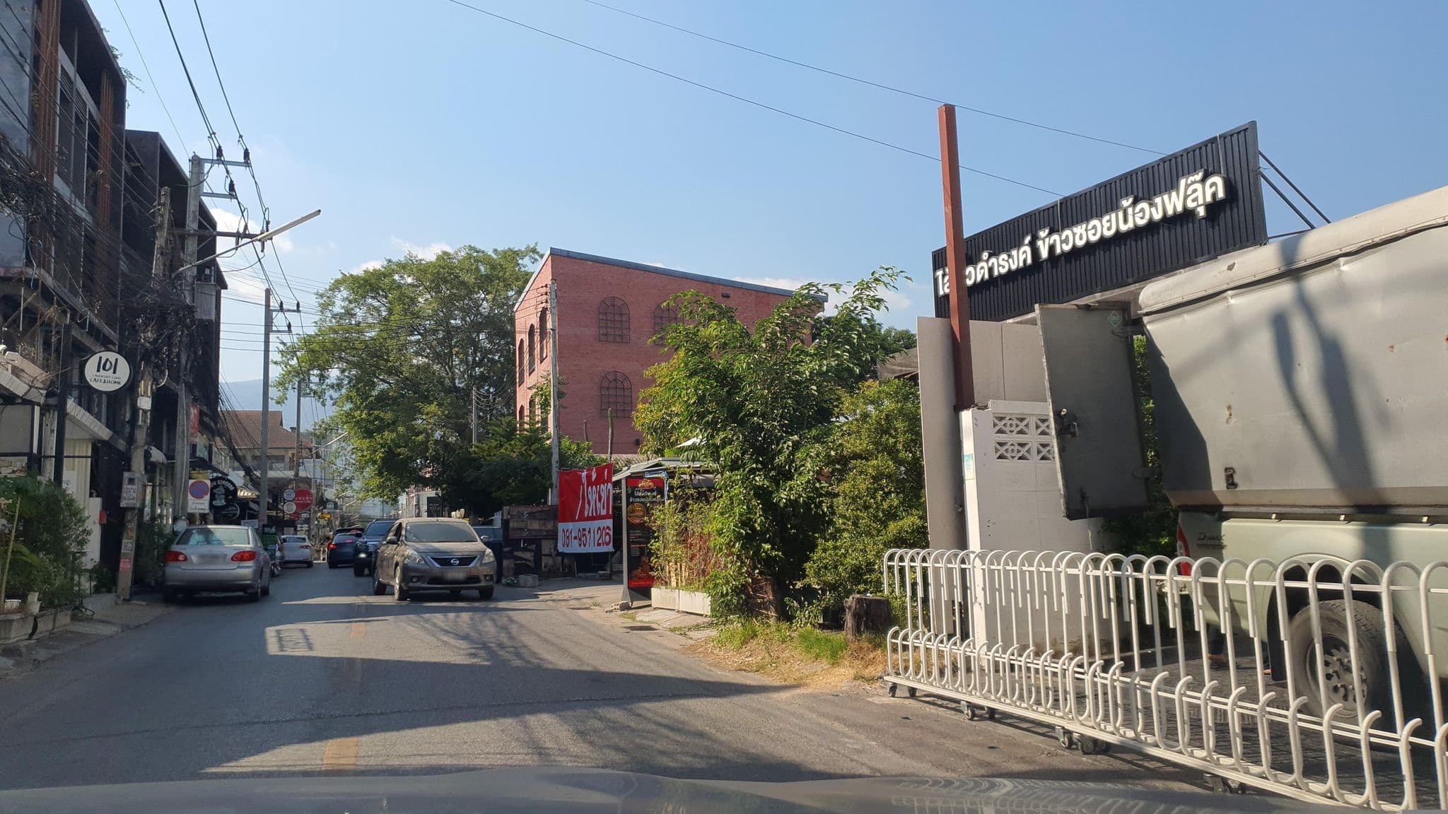 Street view near Le Plateau, Chiang Mai — © jrcarlsen (CC BY-SA · Mapillary)