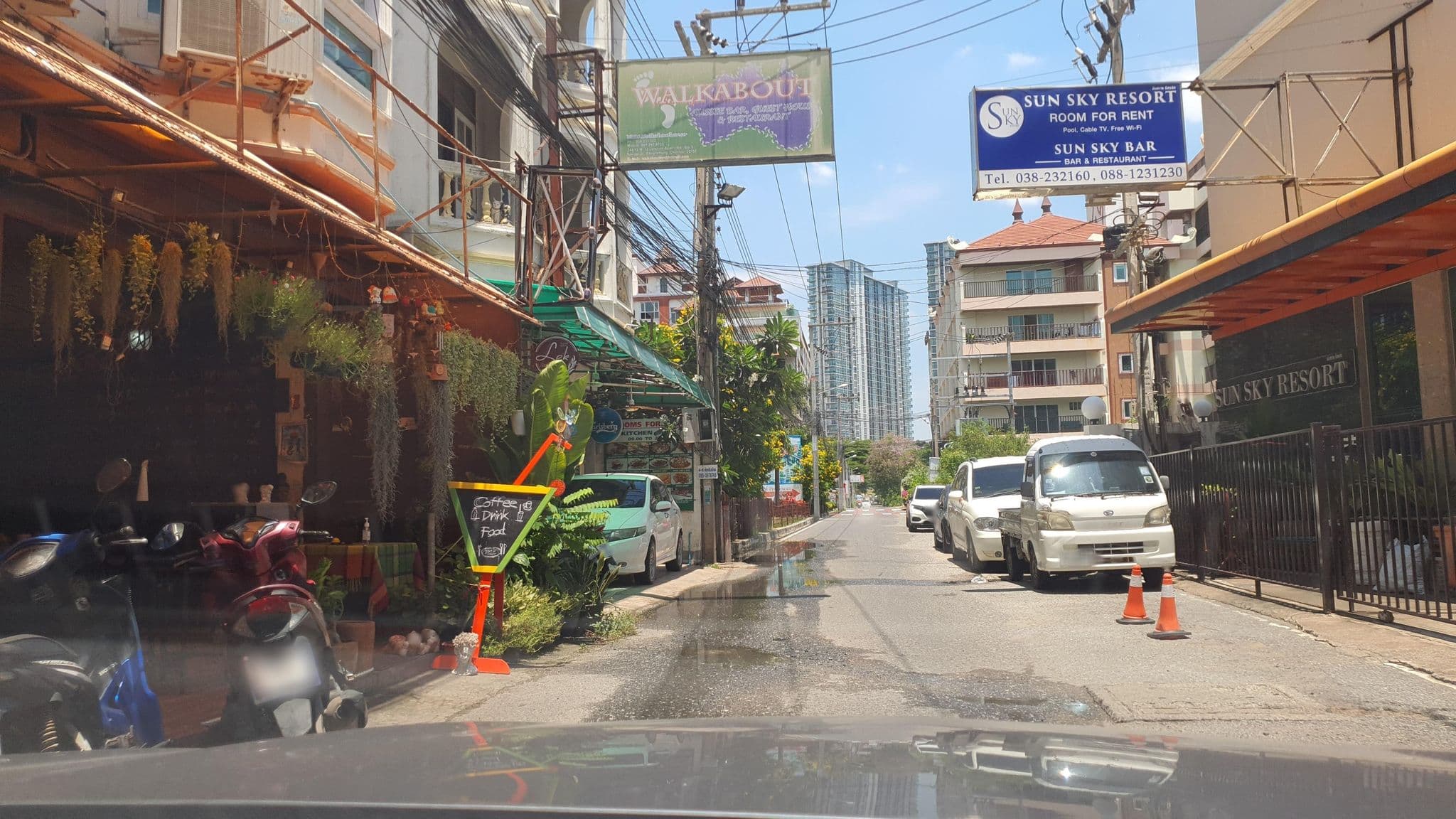 Street view near Rich Man Poor Man, Pattaya