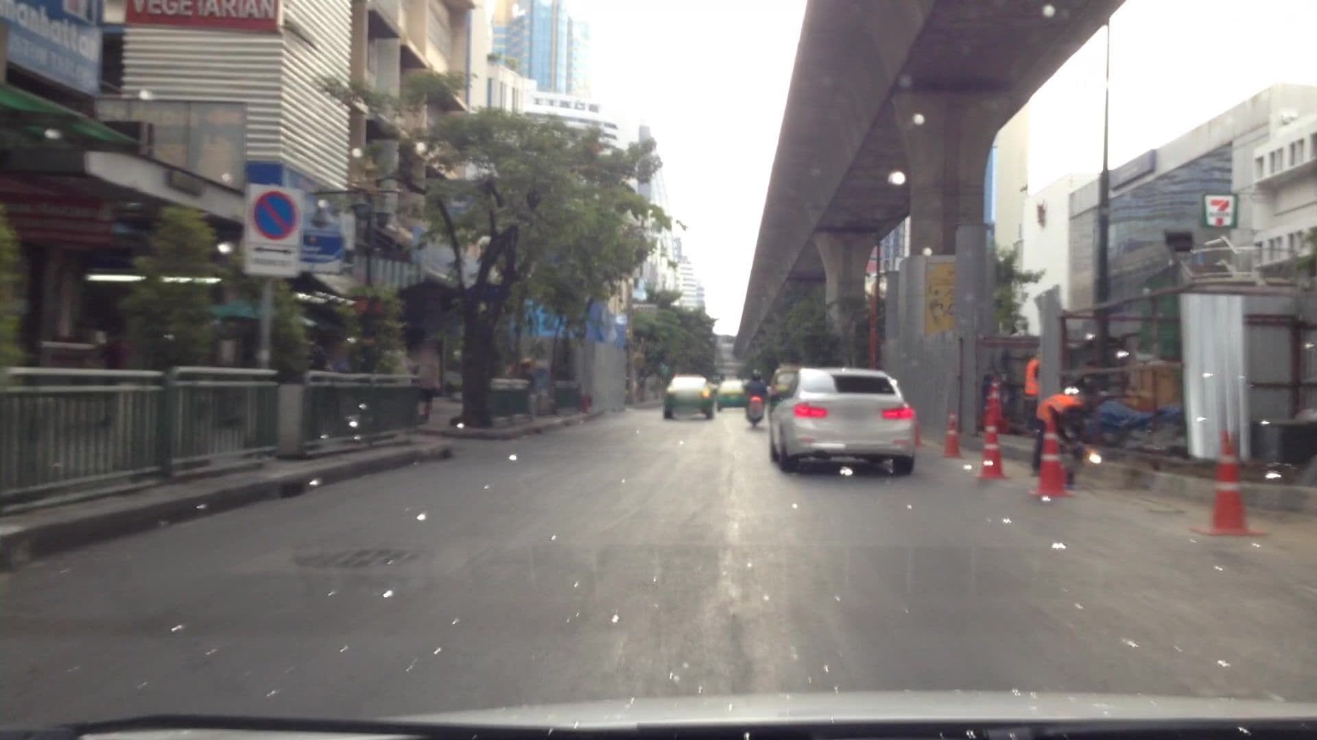 Street view near Bangkok Inn, Makkasan
