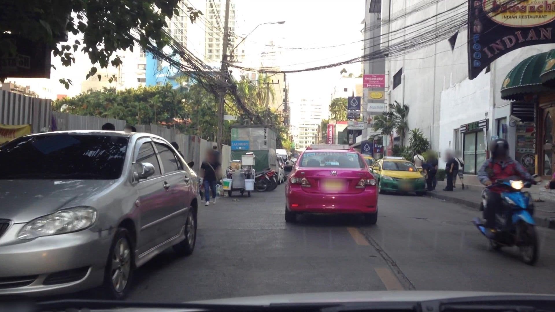 Street view near Eleven Avenue, Makkasan — © lvl5 (CC BY-SA · Mapillary)