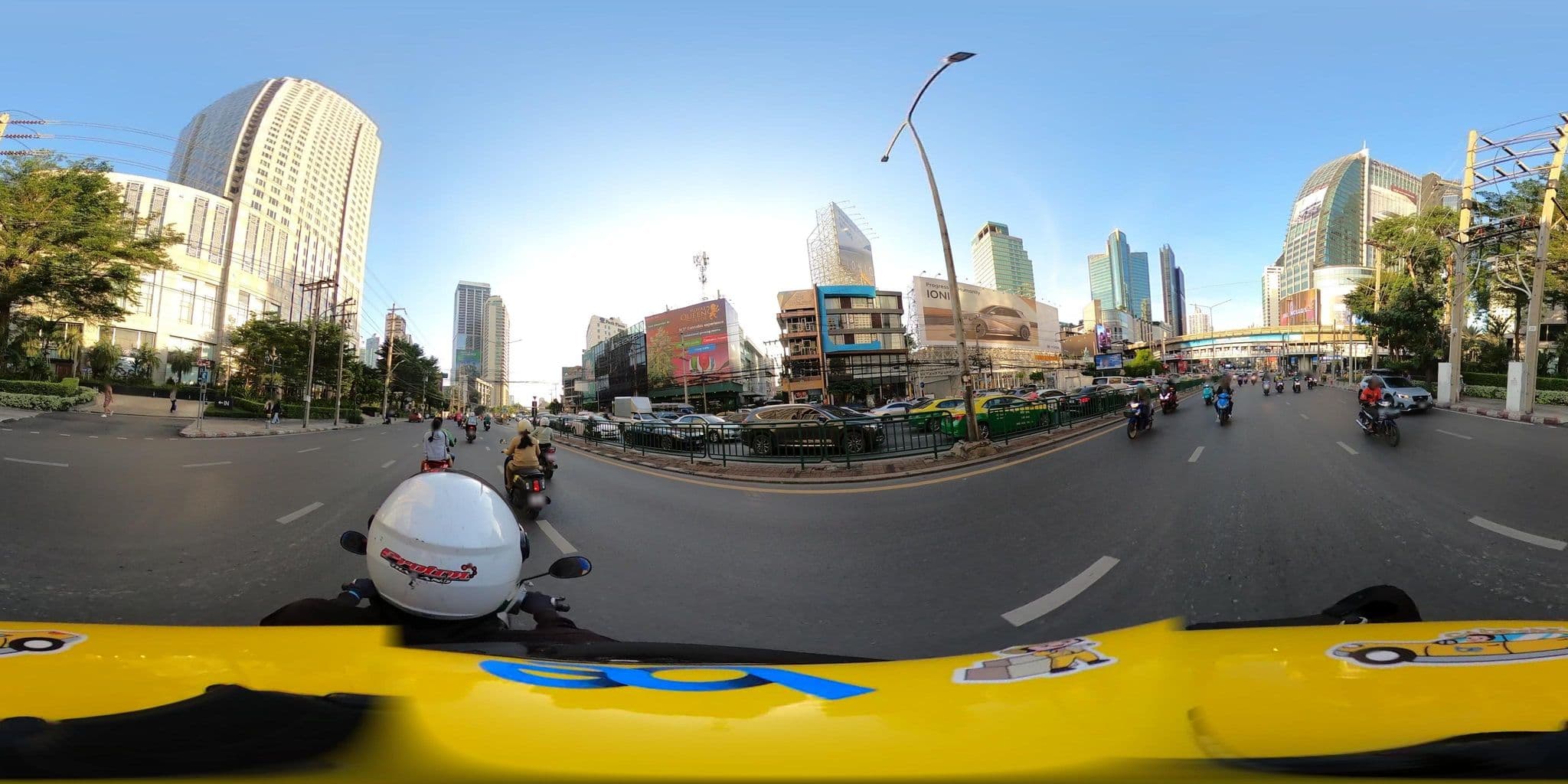 Street view near The Connex Asoke Hotel, Makkasan