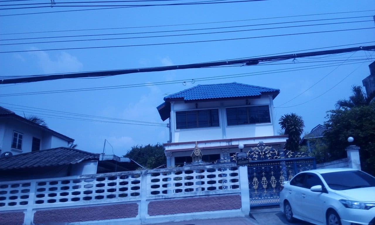 Street view near i-Destiny Gallery Resort, Phanat Nikhom — © ozflor (CC BY-SA · Mapillary)