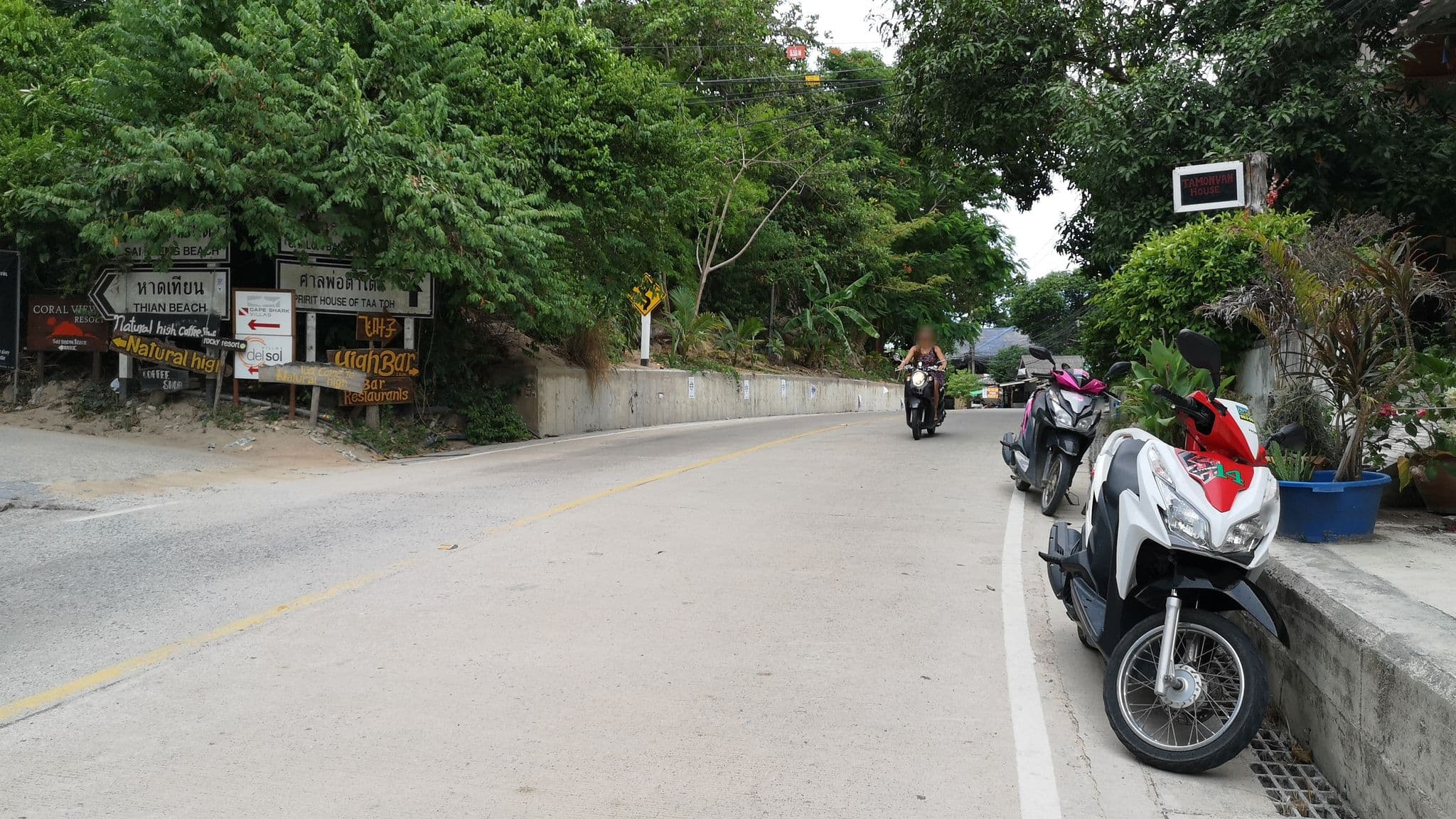 Street view near Namhasin House, Koh Tao