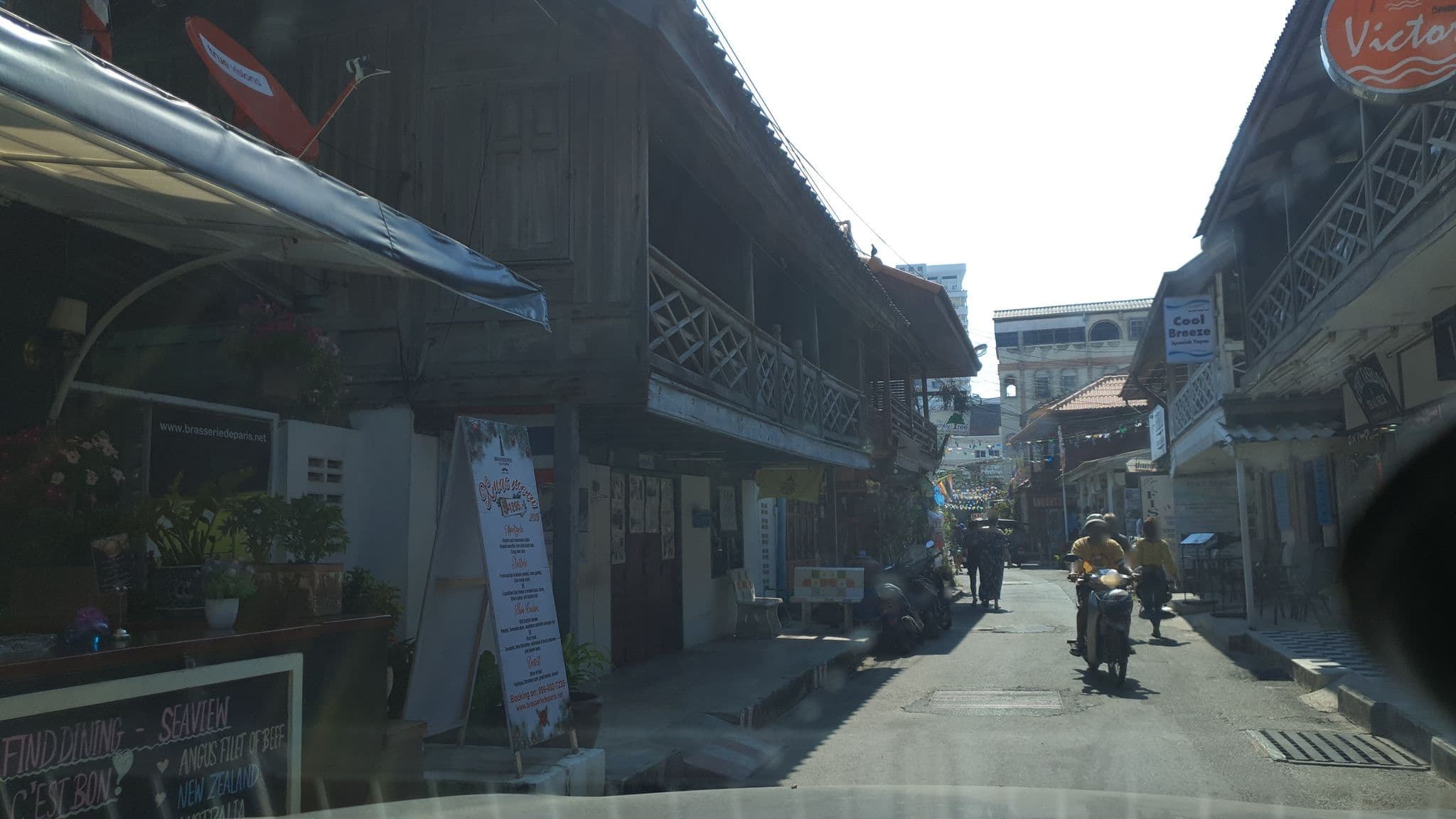 Street view near Mandarin Lodge, Hua Hin — © jrcarlsen (CC BY-SA · Mapillary)
