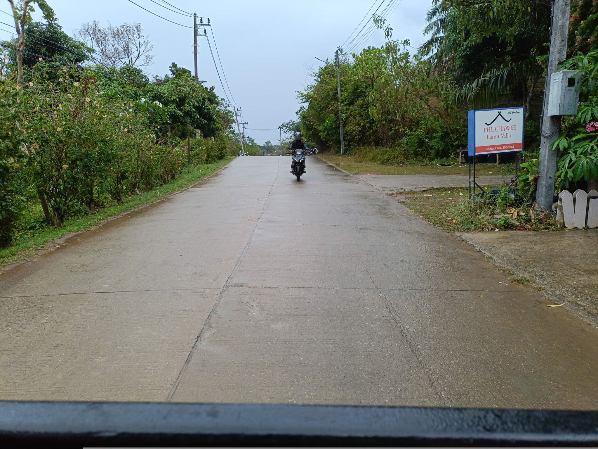 Street view near Phuchawee resort, Ko Lanta — © skillsy (CC BY-SA · Mapillary)