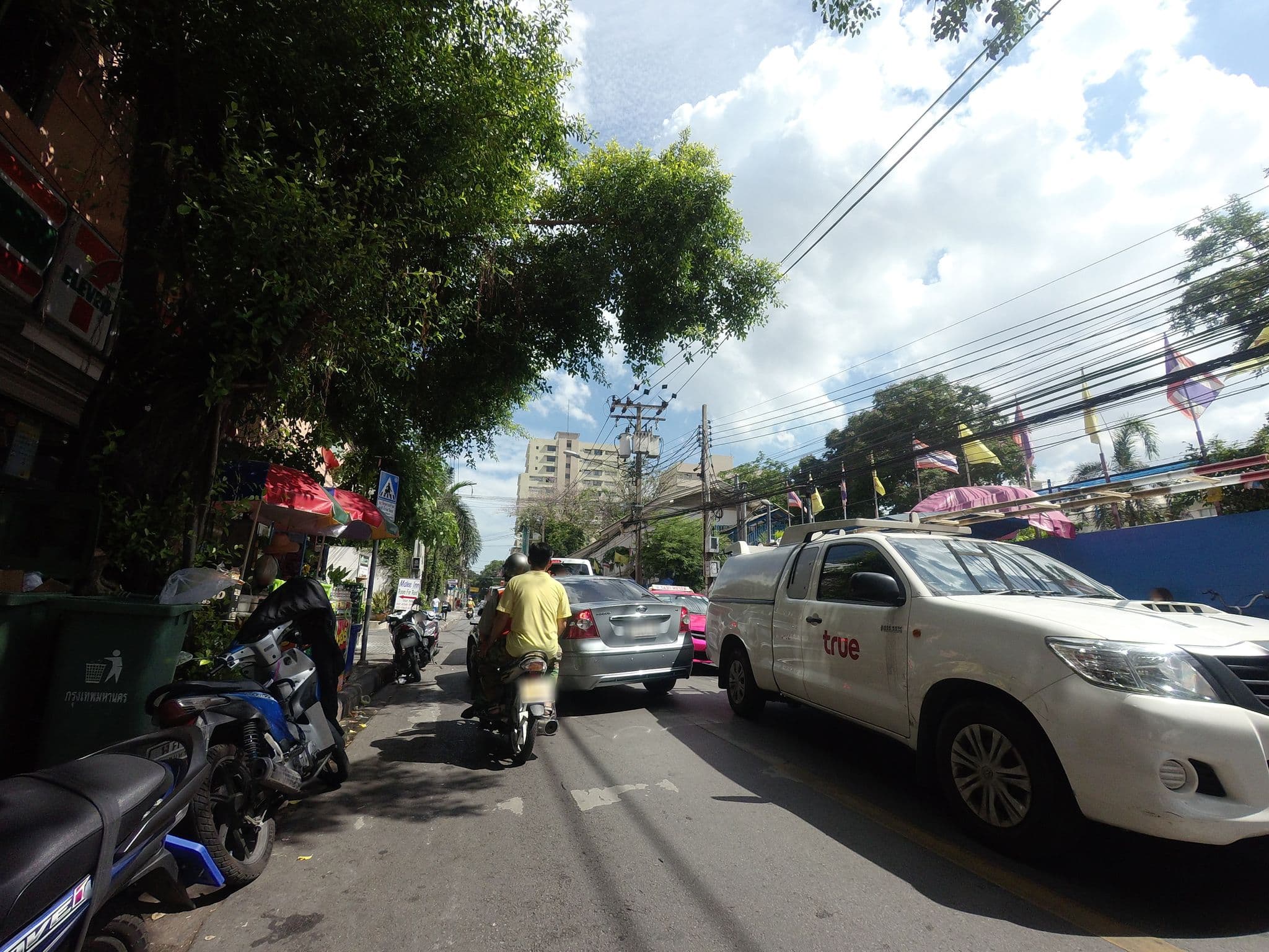 Street view near Swan Inn 2, Makkasan