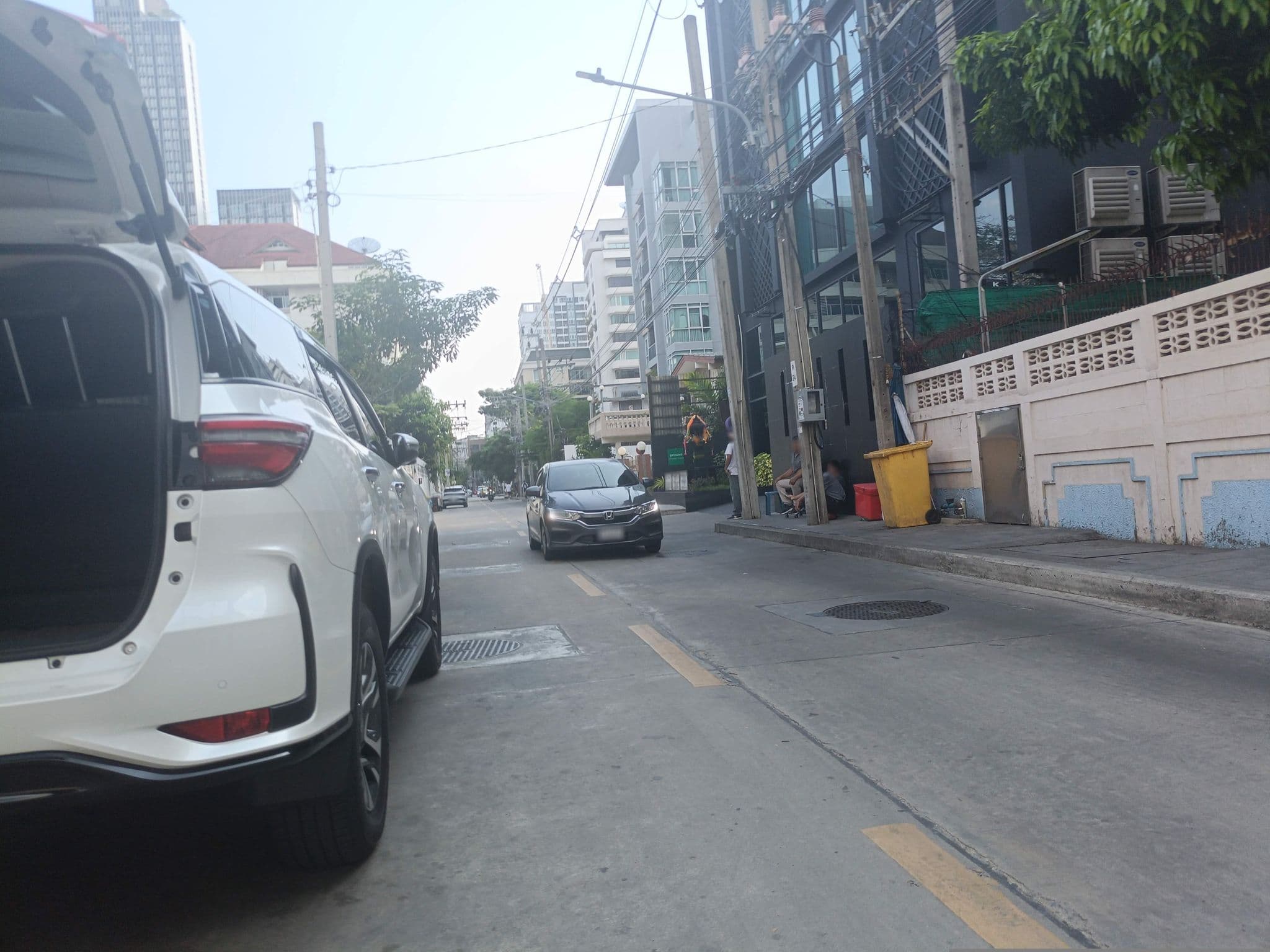 Street view near Maitria Mode Sukhumvit 15, Makkasan — © skillsy (CC BY-SA · Mapillary)