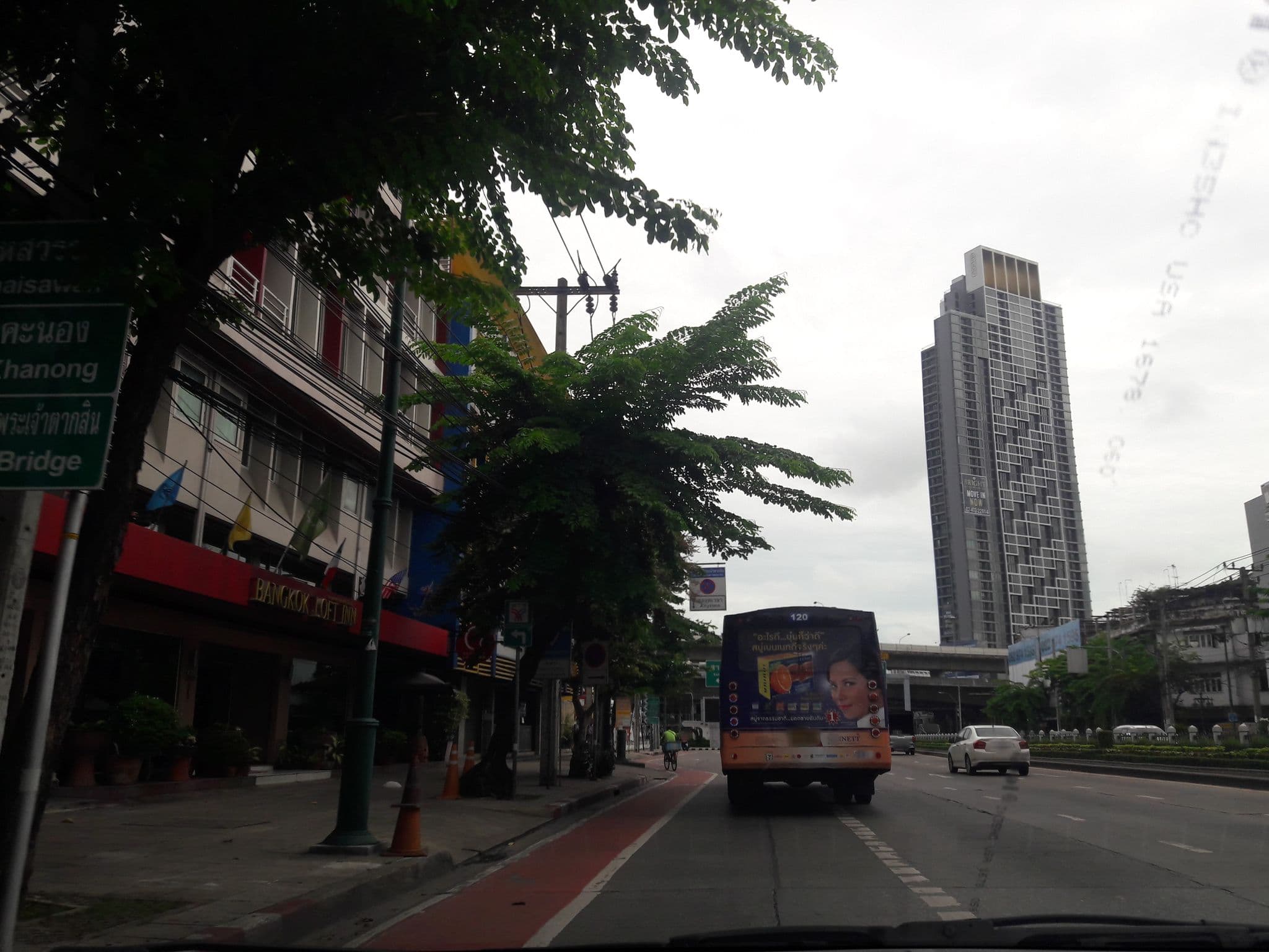 Street view near Loft inn, Thon Buri — © dukeduke (CC BY-SA · Mapillary)