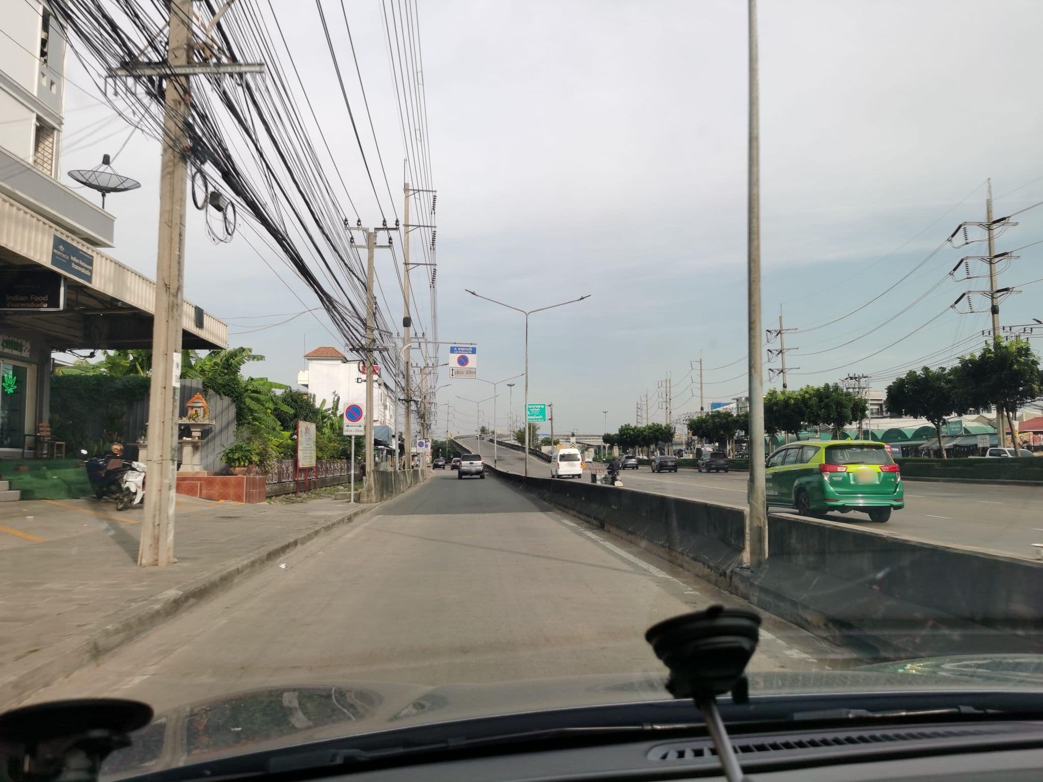 Street view near Golden Jade Hotel, Latkrabang — © lin_wang (CC BY-SA · Mapillary)