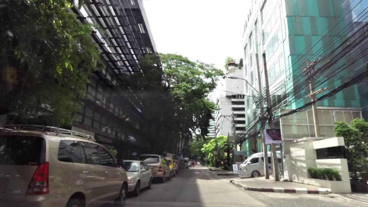 Street view near Maitria Hotel, Watthana — © toffy (CC BY-SA · Mapillary)