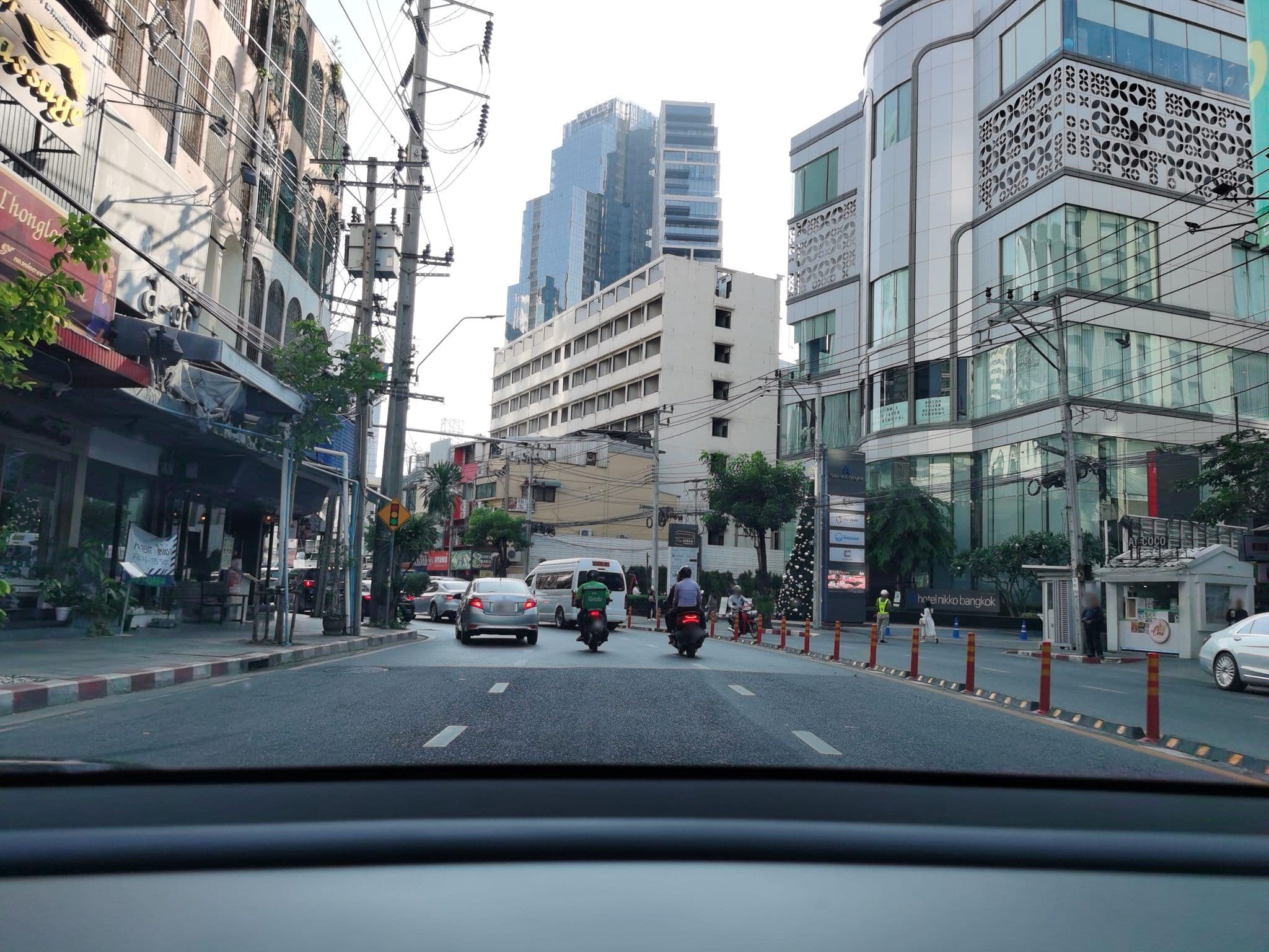 Street view near Yadoya, Watthana