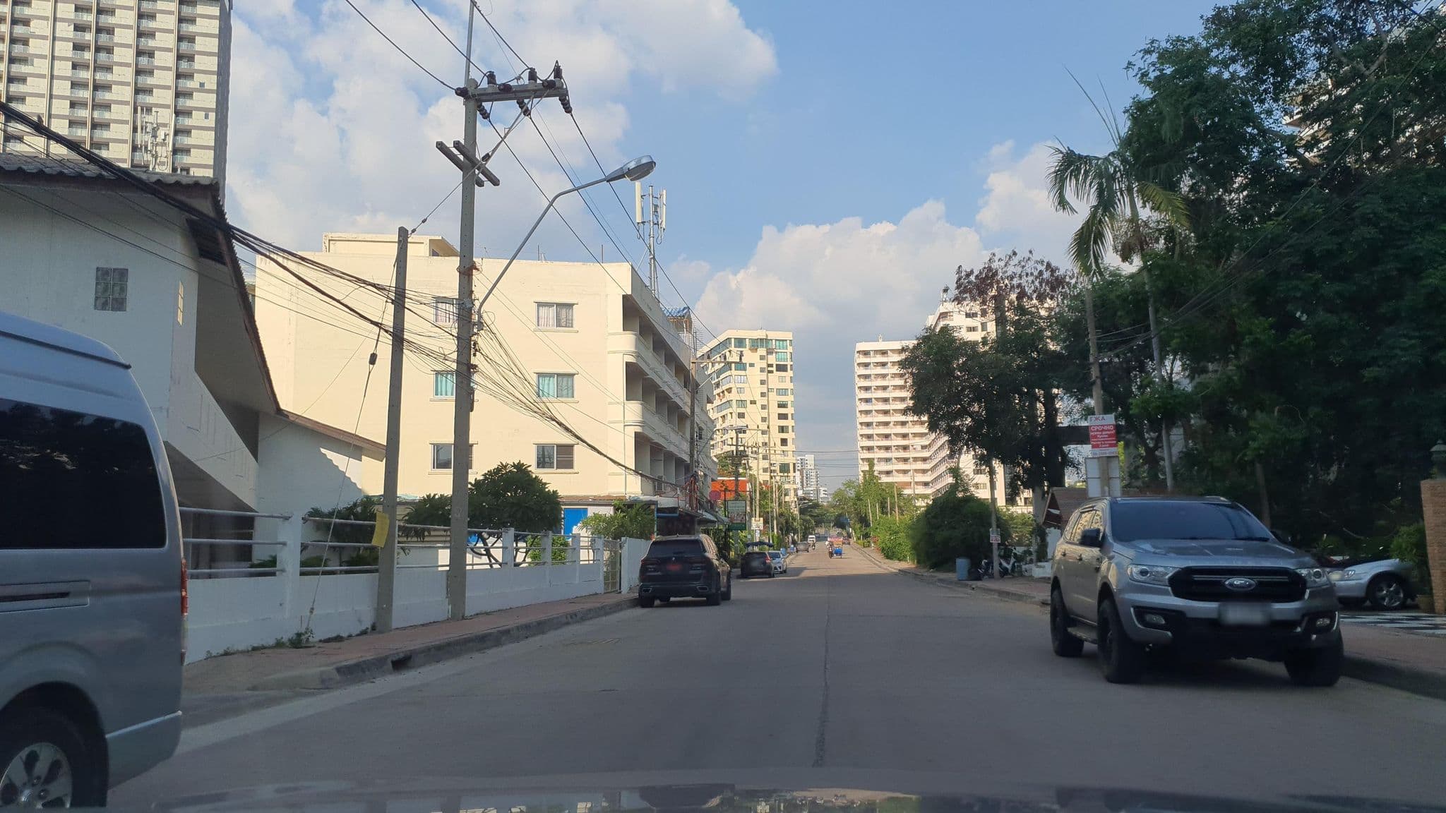 Street view near Patchaya Inn, Pattaya — © jrcarlsen (CC BY-SA · Mapillary)