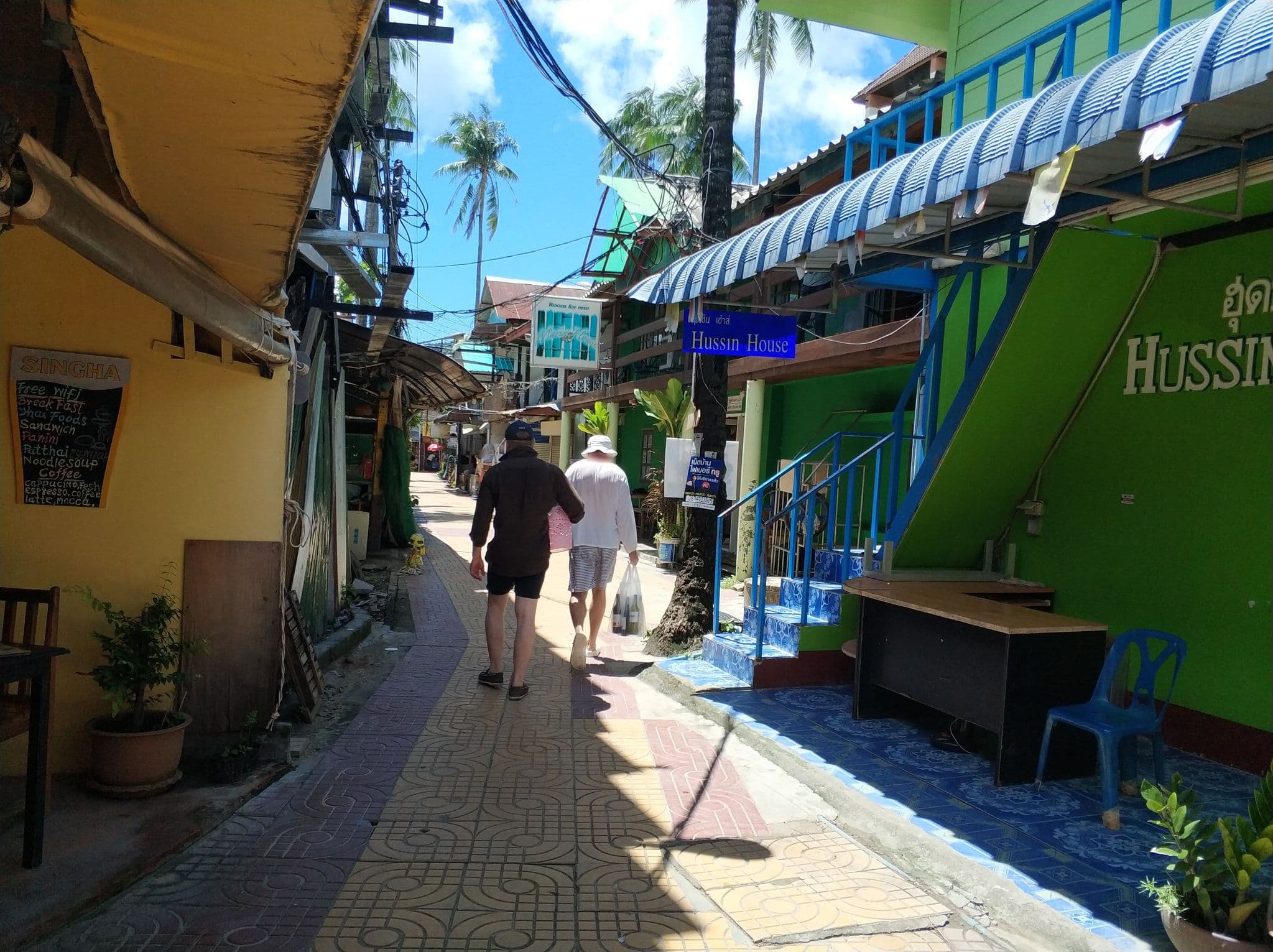 Street view near October House, Ban Phru Nai