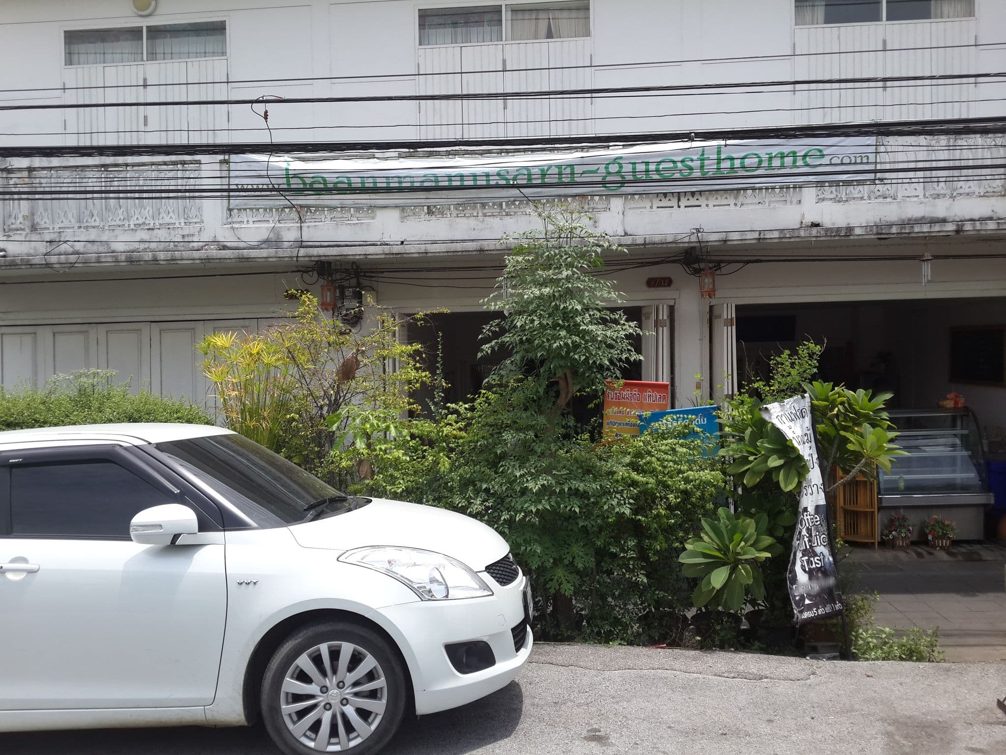 Street view near Baan Manusarn, Phra Nakhon