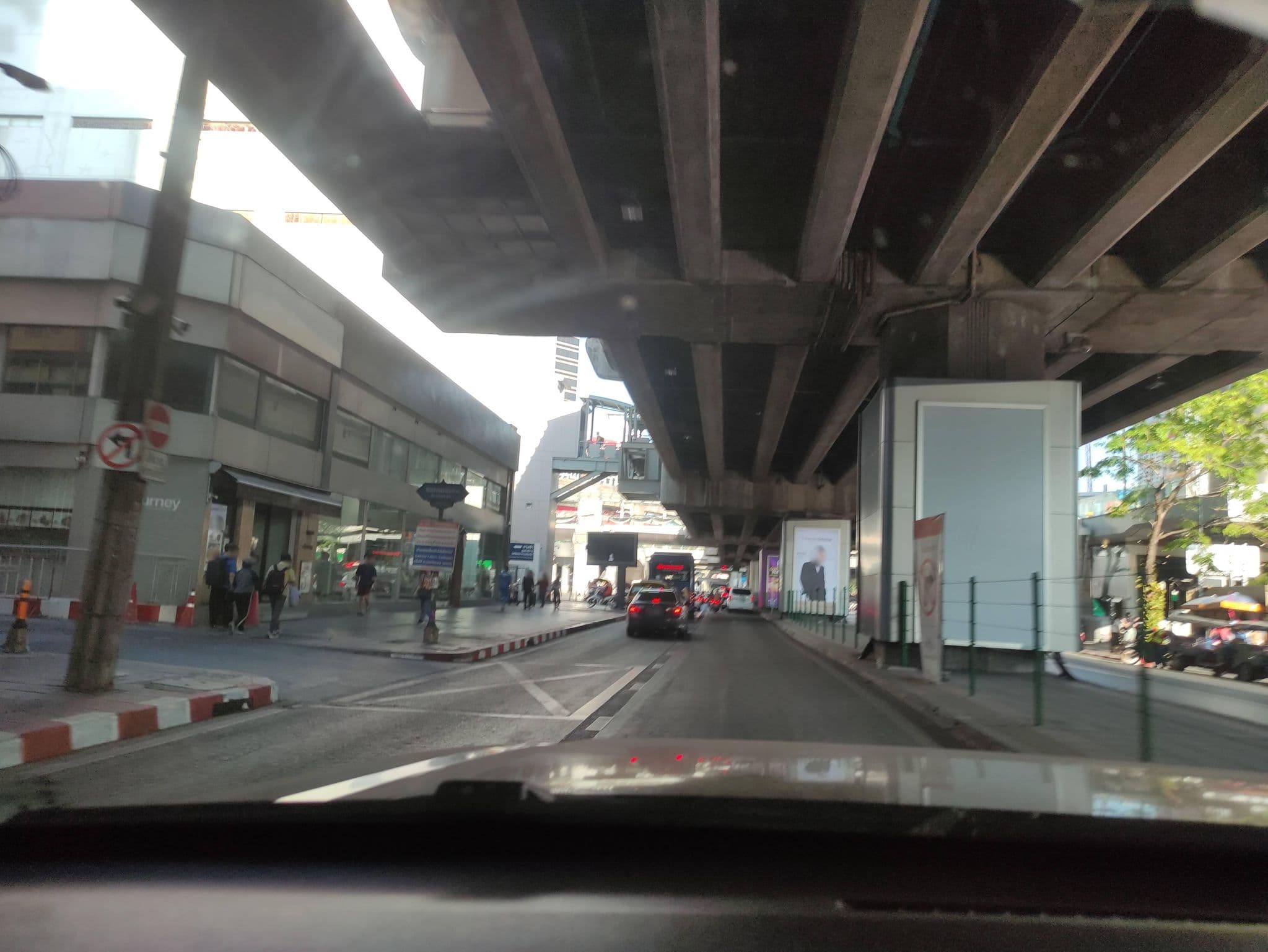 Street view near Muangphol Mansion, Pathum Wan — © kasetitkml_pipitchai (CC BY-SA · Mapillary)