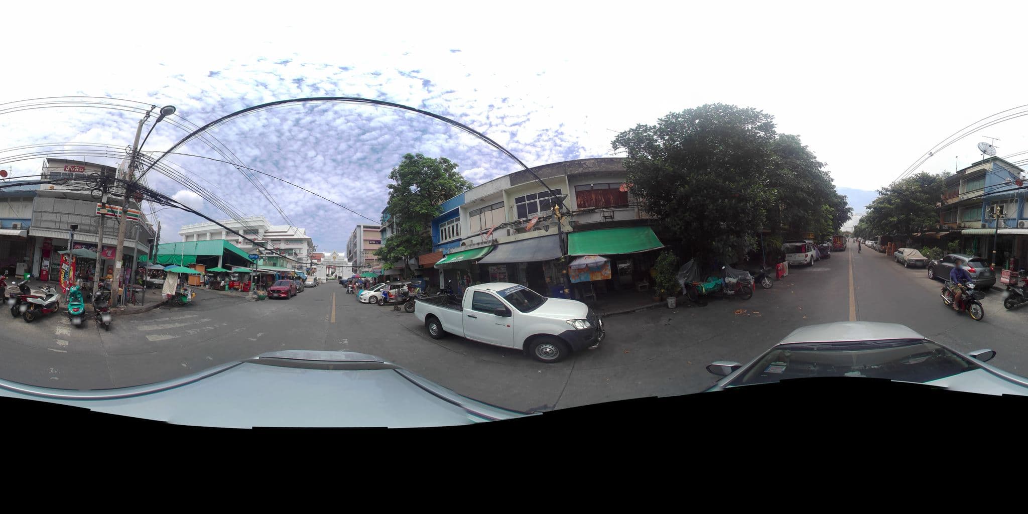 Street view near Taewez Guesthouse, Phra Nakhon