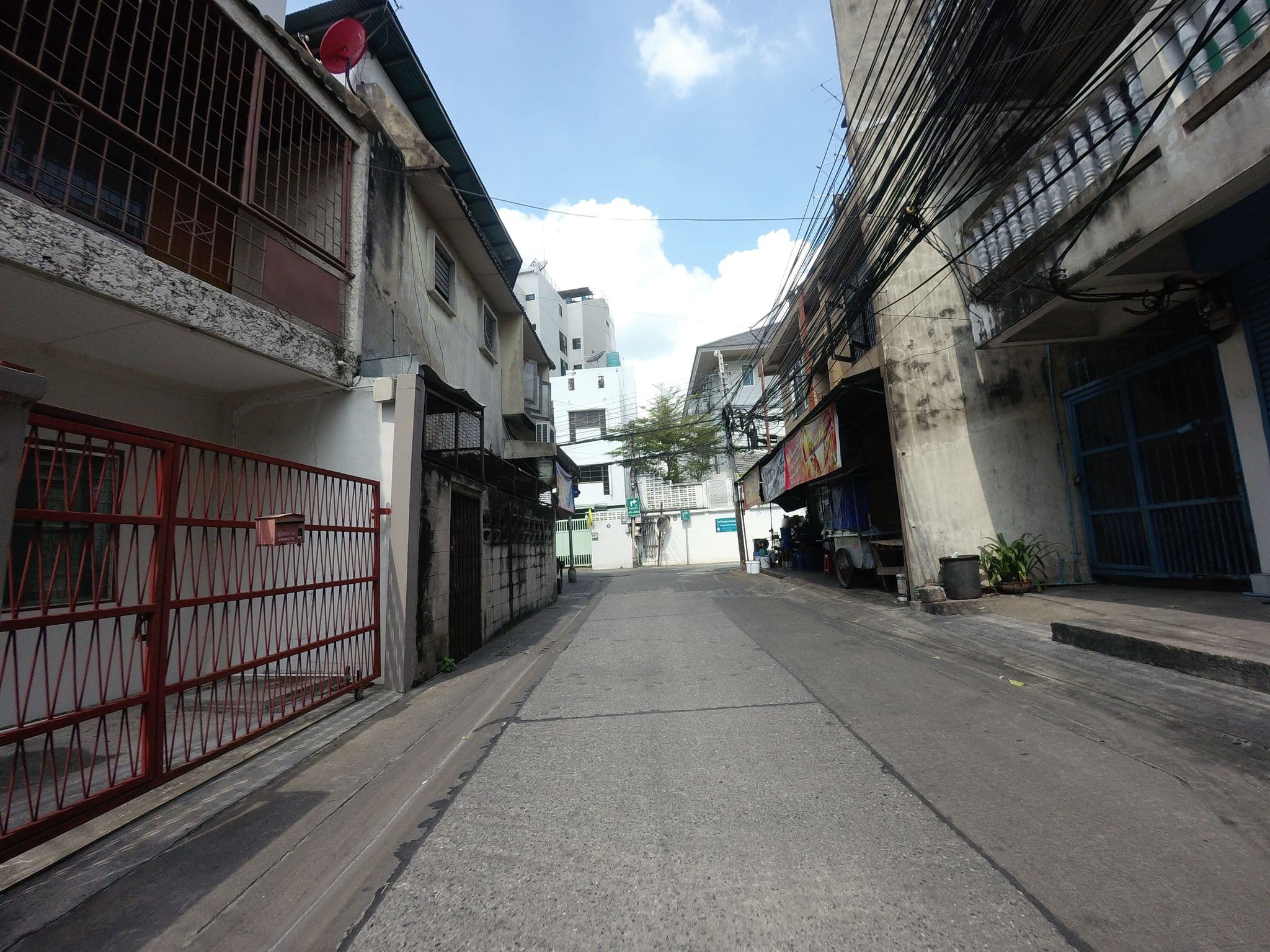 Street view near Jekky's Homestay, Sam Sen Nai — © mishari (CC BY-SA · Mapillary)