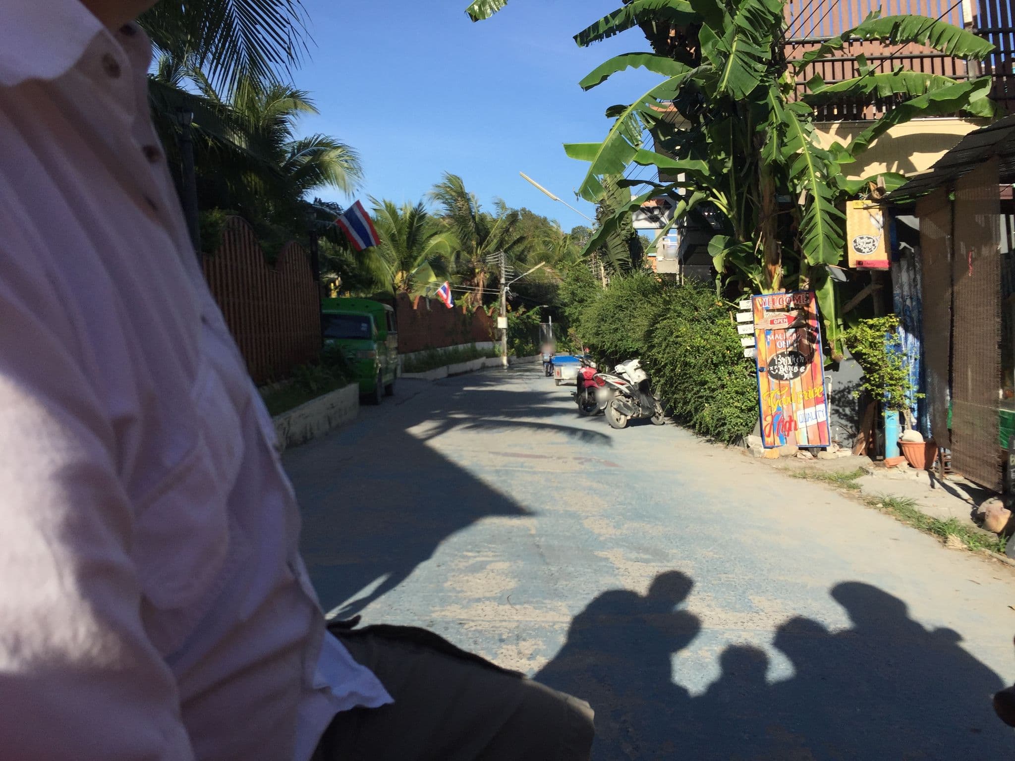 Street view near The Noi Guesthouse, Satun