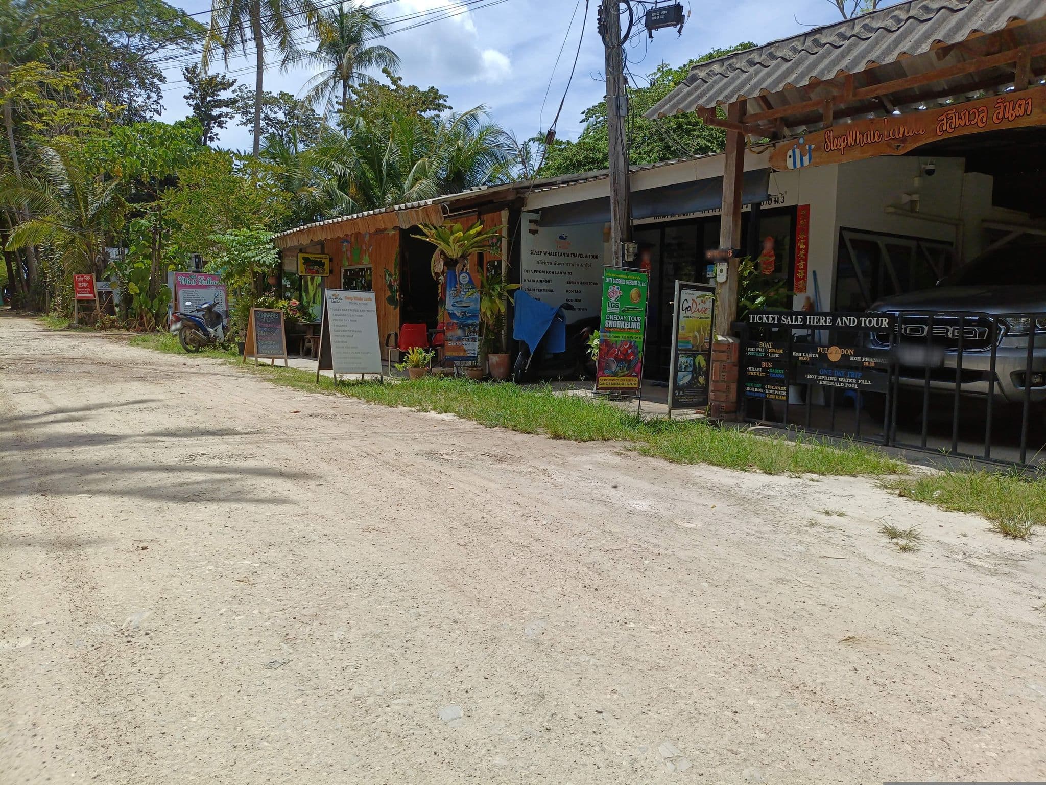 Street view near The Ireasure Bar and guesthouse, Saladan