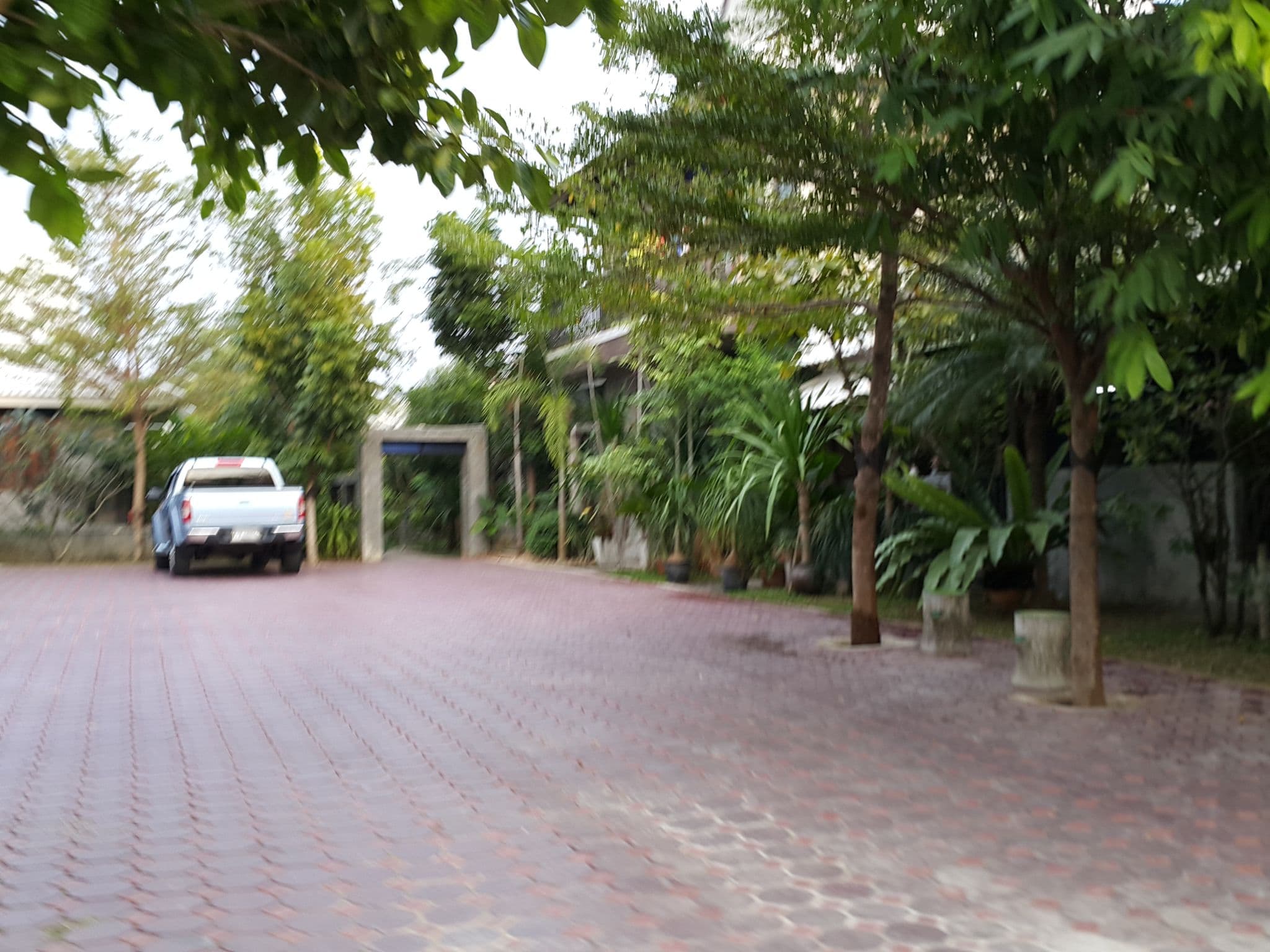 Street view near Baan Chiangroong, San Kamphaeng — © jrcarlsen (CC BY-SA · Mapillary)