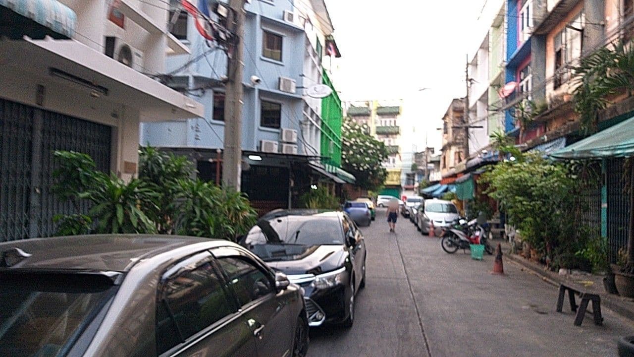 Street view near luck-yimm, Bangkok — © ozflor (CC BY-SA · Mapillary)