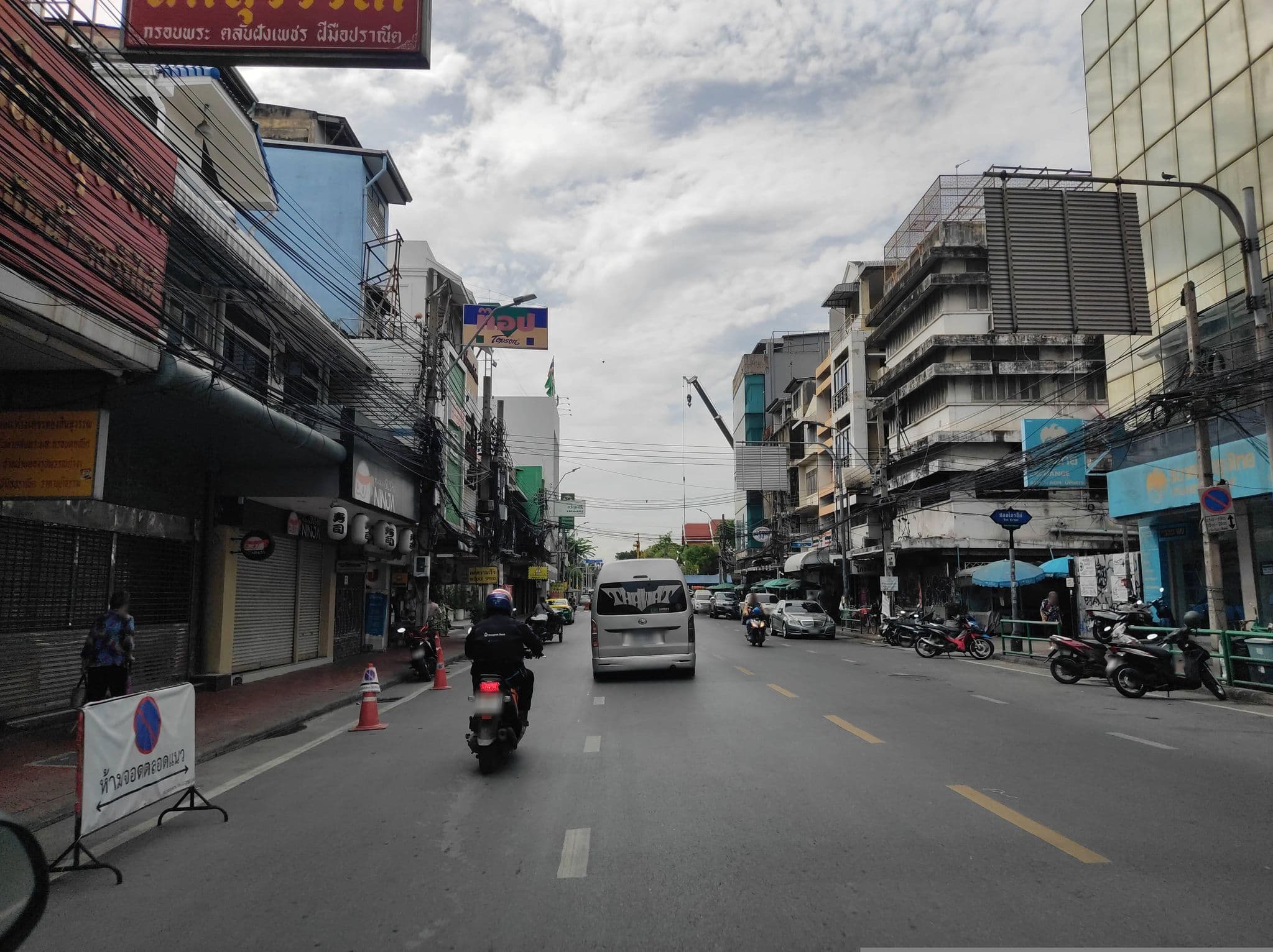 Street view near Khaosan Station, Phra Nakhon — © sawanshariar (CC BY-SA · Mapillary)