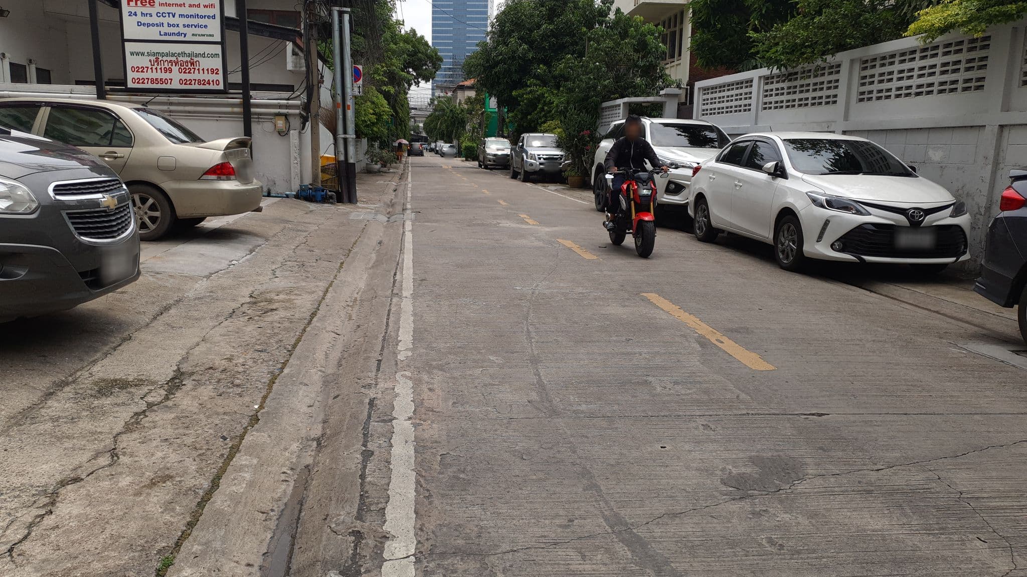 Street view near Siam Palace Hotel, Phaya Thai — © bonoii (CC BY-SA · Mapillary)