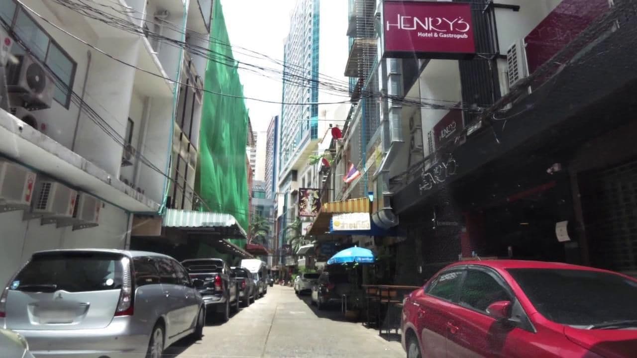 Street view near Baan Sukhumvit Soi 18, Watthana — © toffy (CC BY-SA · Mapillary)