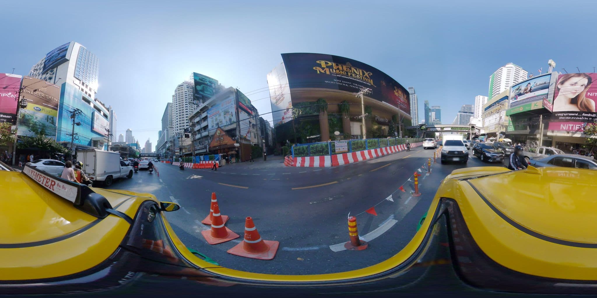Street view near Leela Orchid Hotel, Makkasan