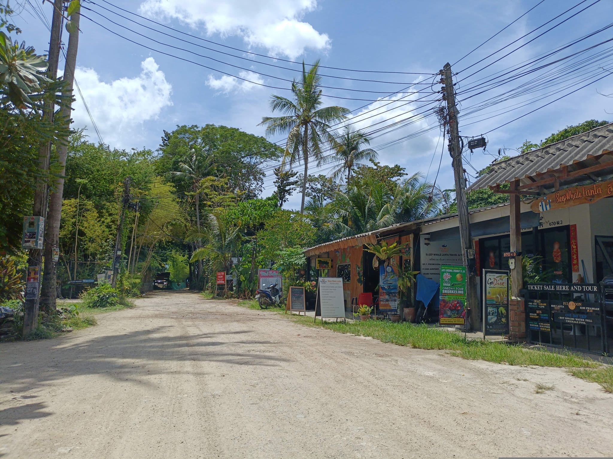 Street view near Aalena Minimart, Saladan