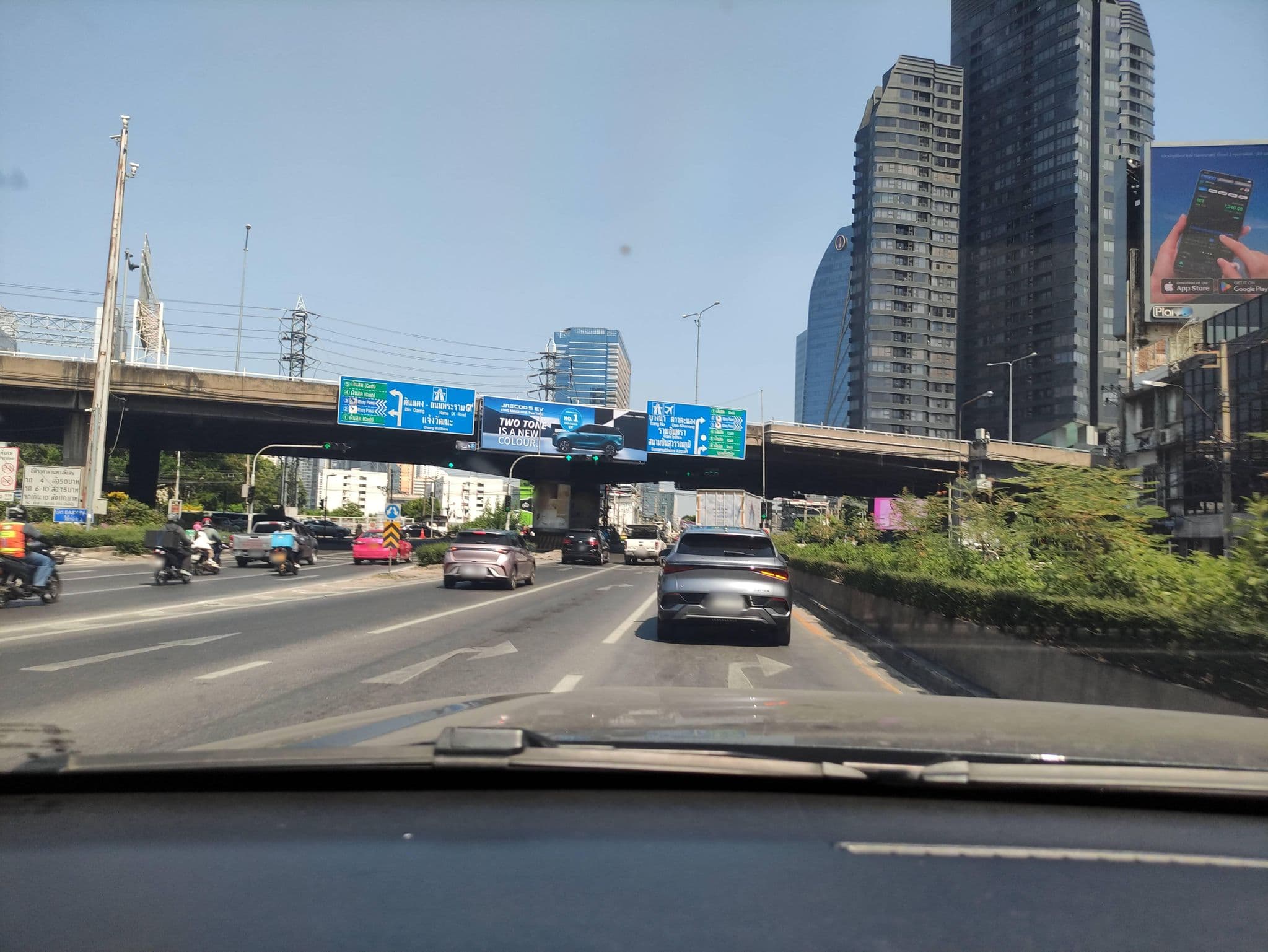 Street view near Glass Lodge, Yan Nawa — © kasetitkml_pipitchai (CC BY-SA · Mapillary)
