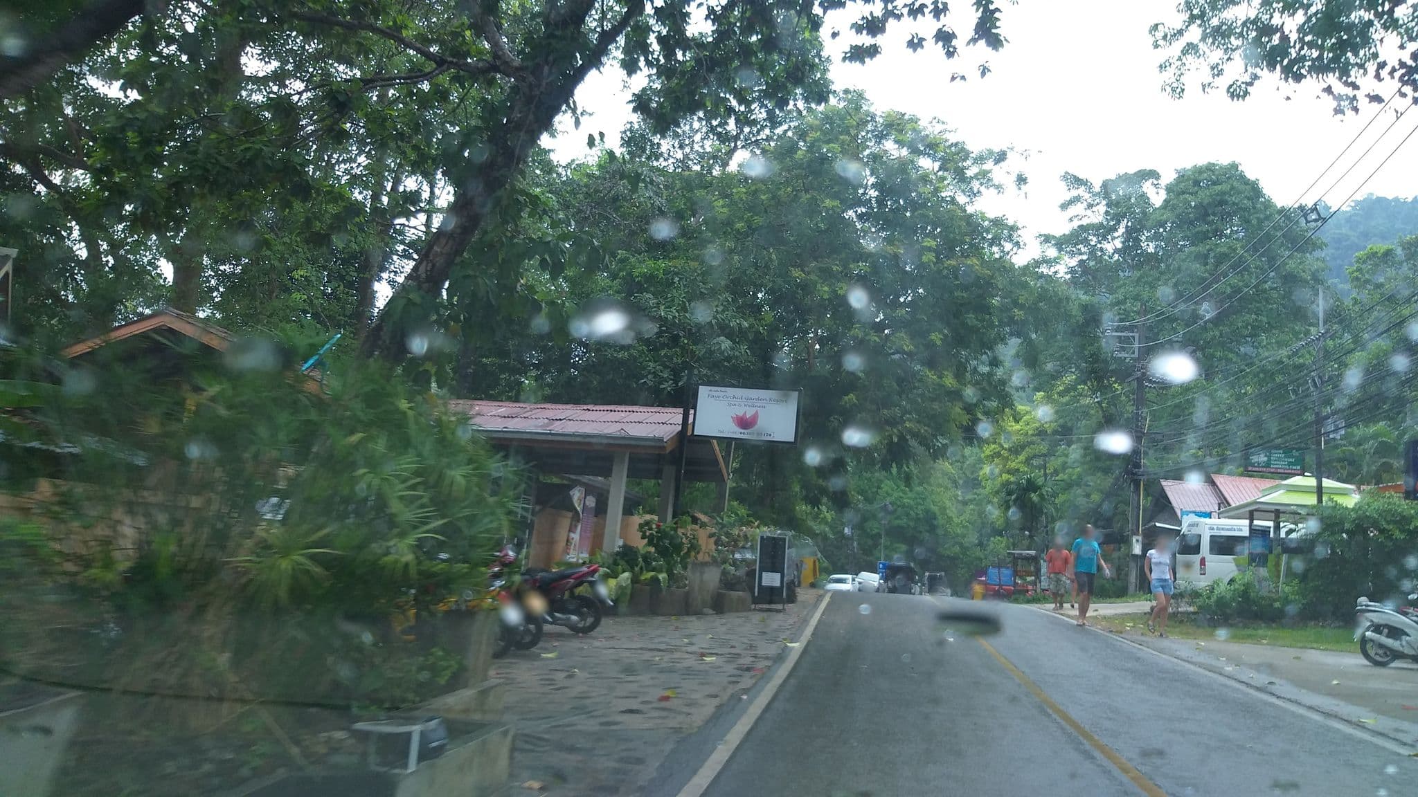 Street view near Baansanook Bungalows, Ko Chang