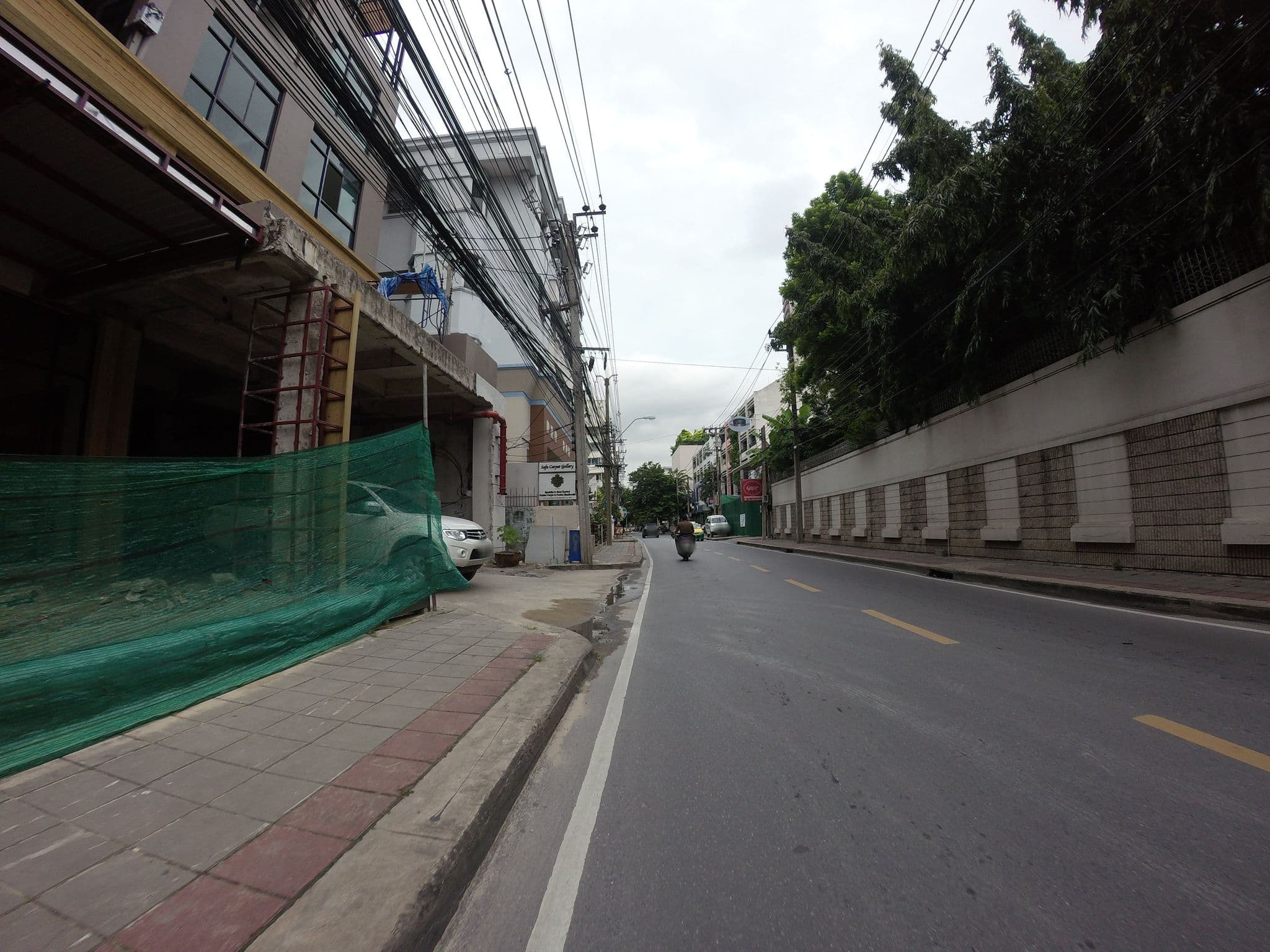 Street view near Metropolis Suites Bangkok, Tapestry Collection by Hilton, Watthana — © mishari (CC BY-SA · Mapillary)