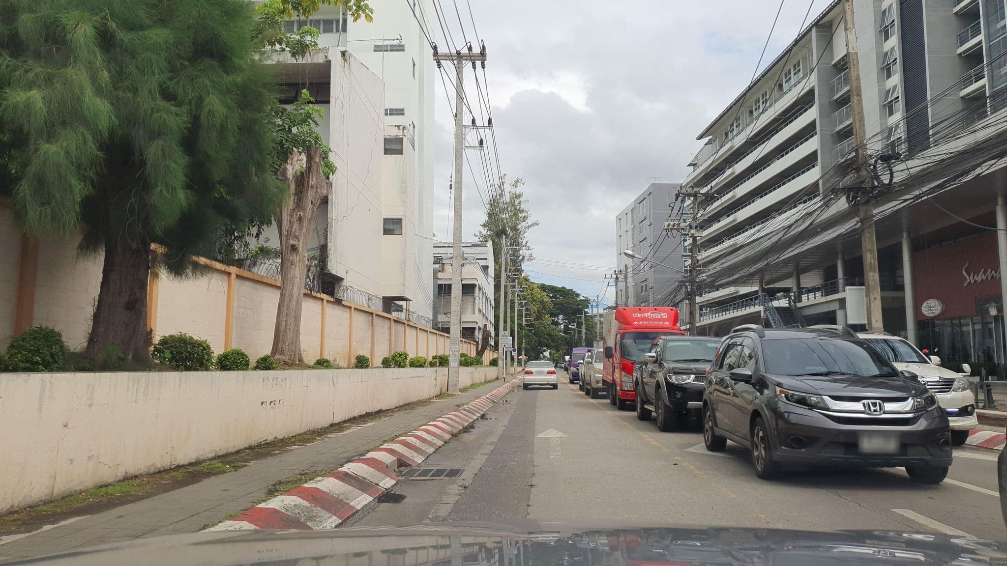 Street view near Suandok Hostel, Chiang Mai — © jrcarlsen (CC BY-SA · Mapillary)
