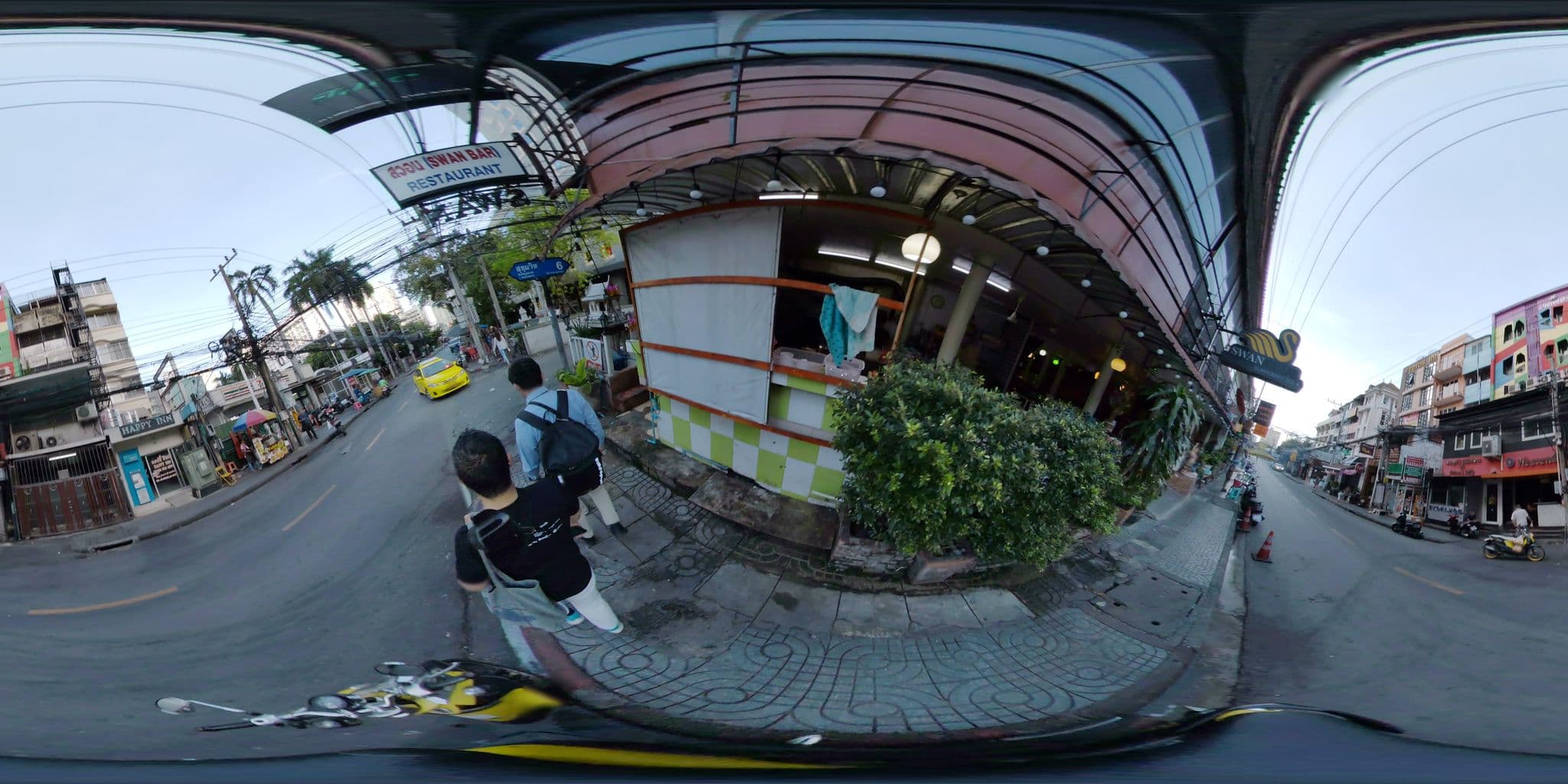 Street view near Petals Inn, Makkasan