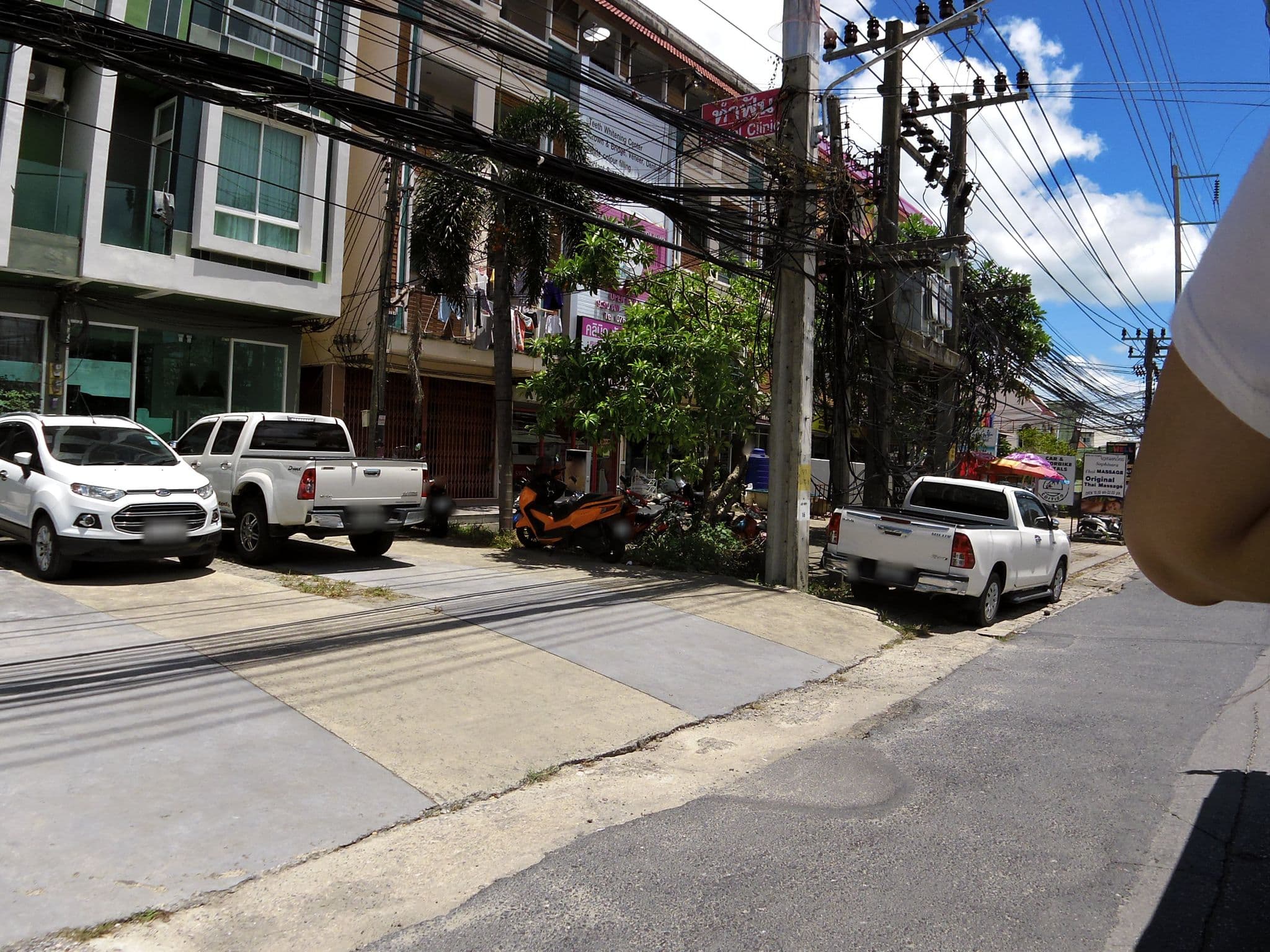 Street view near Black Dragon Inn, Ban Chalong — © skillsy (CC BY-SA · Mapillary)