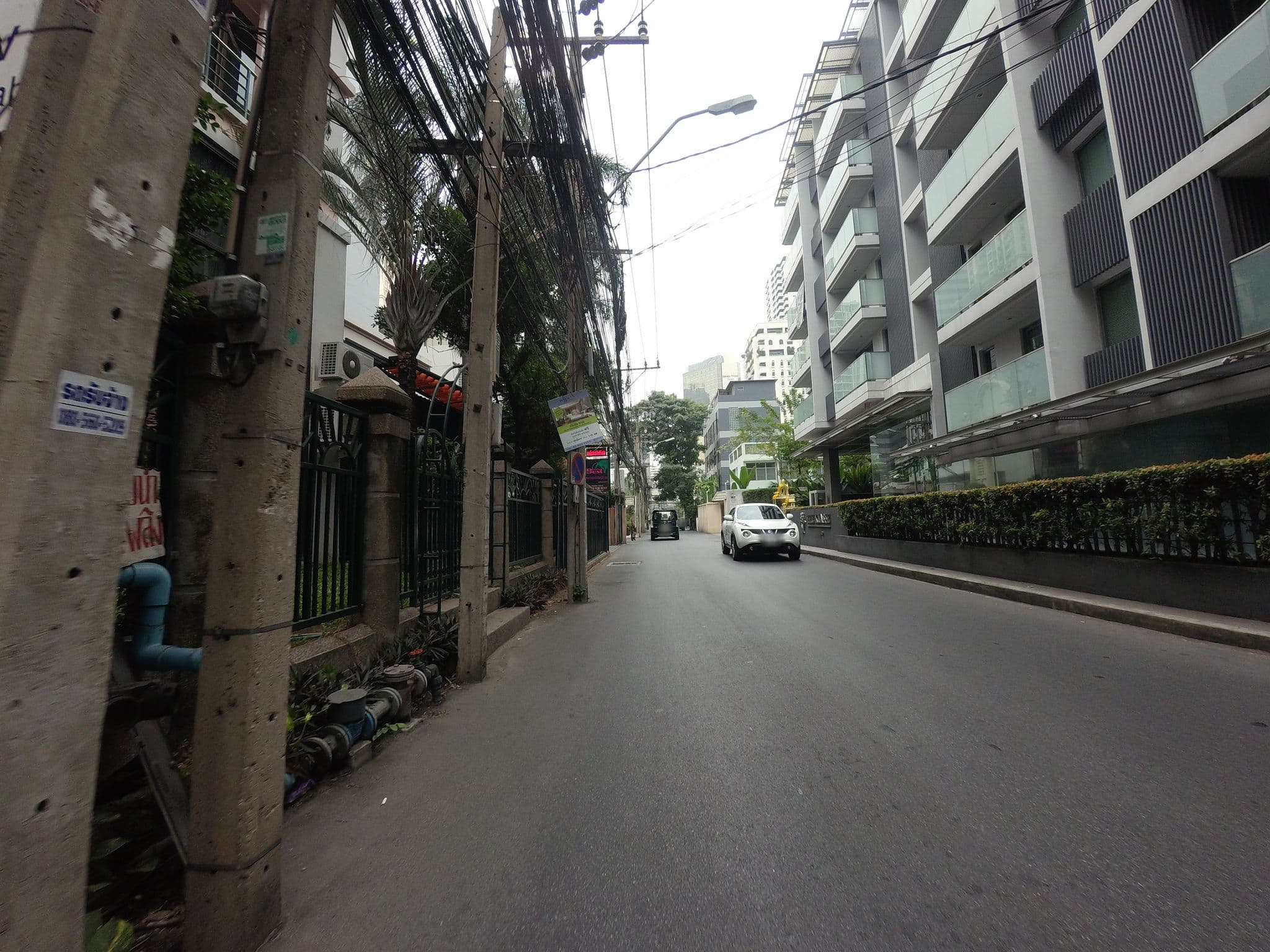 Street view near Best Comfort, Makkasan