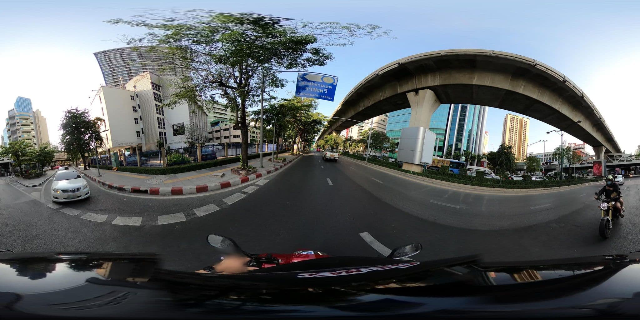 Street view near DT Hotel Pratunam (Dream Town Hotel), Ratchathewi — © NatchaponJ (CC BY-SA · Mapillary)