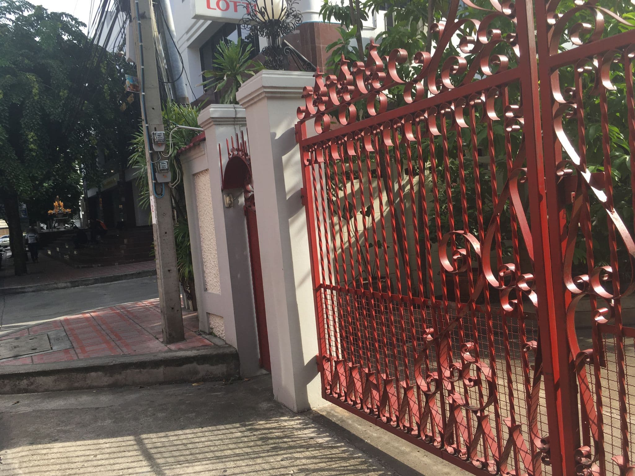 Street view near The Cotton, Bang Rak — © mew (CC BY-SA · Mapillary)