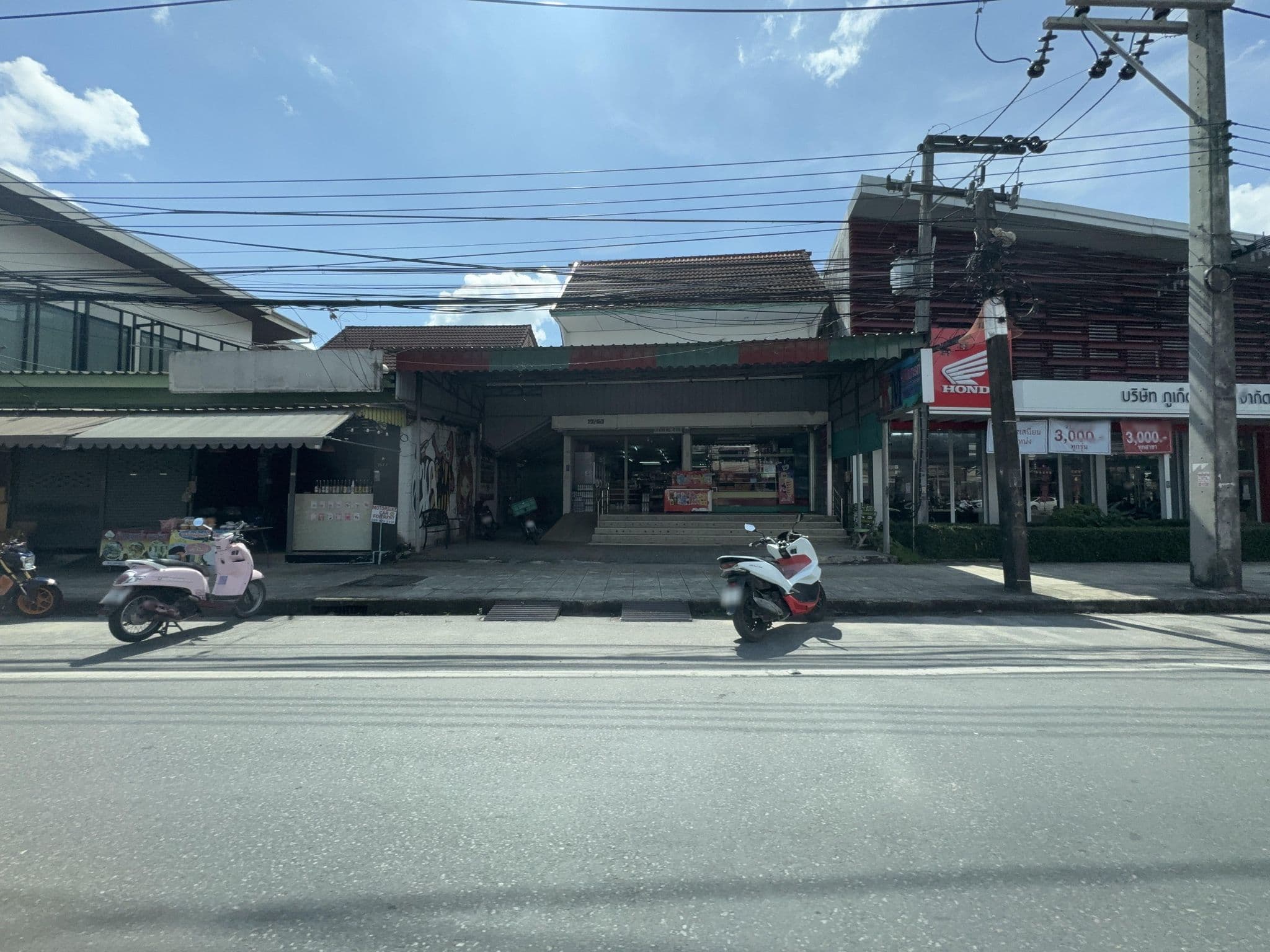 Street view near Kamalaburi Guesthouse, Ban Kamala
