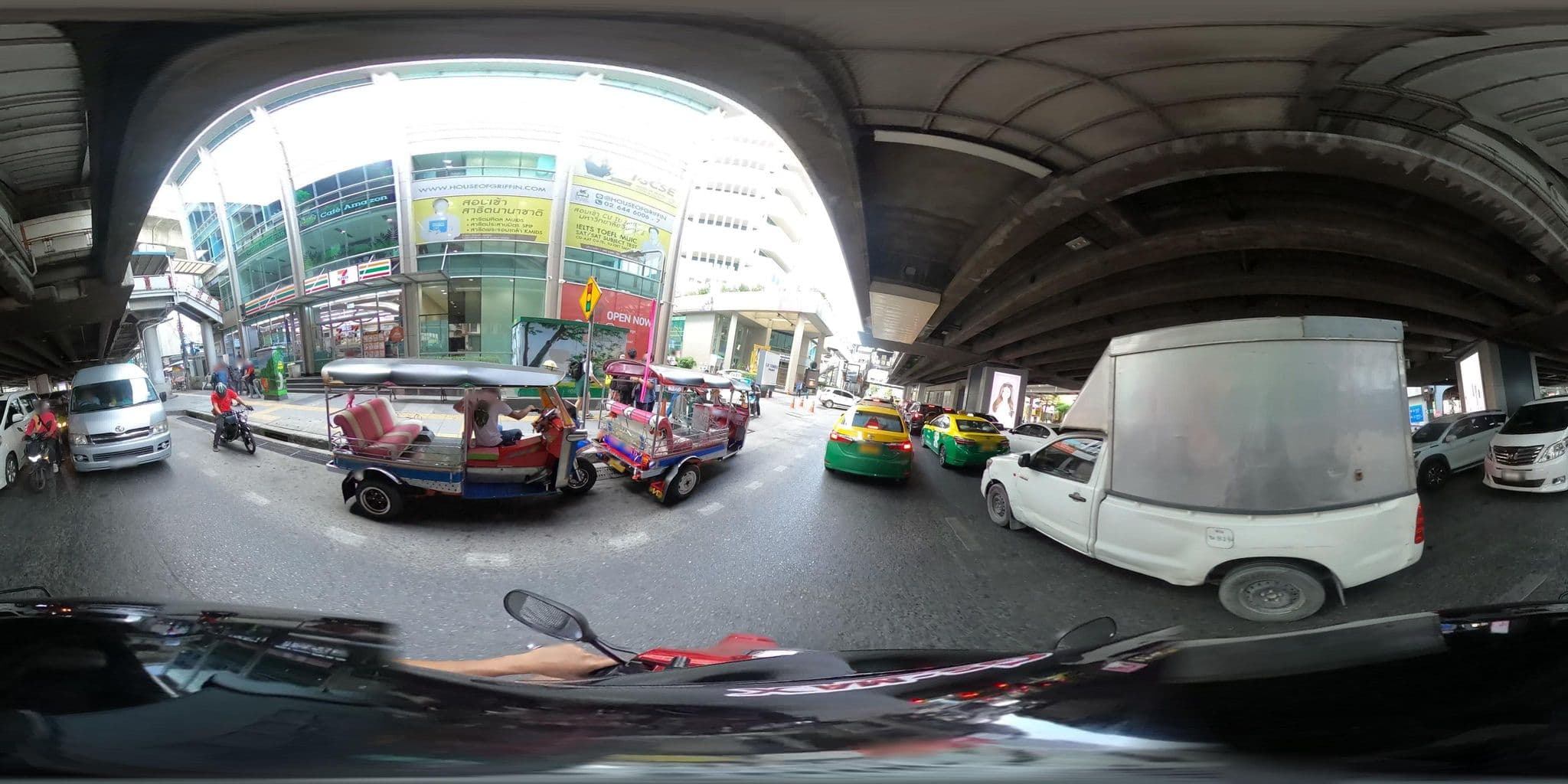 Street view near Movylodge Hostel, Ratchathewi — © NatchaponJ (CC BY-SA · Mapillary)