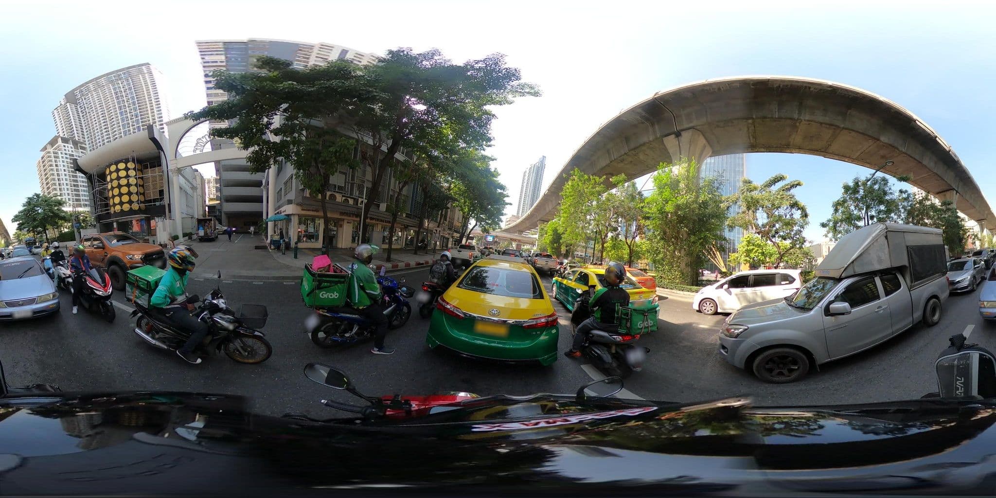 Street view near Diff Hostel, Ratchathewi — © NatchaponJ (CC BY-SA · Mapillary)