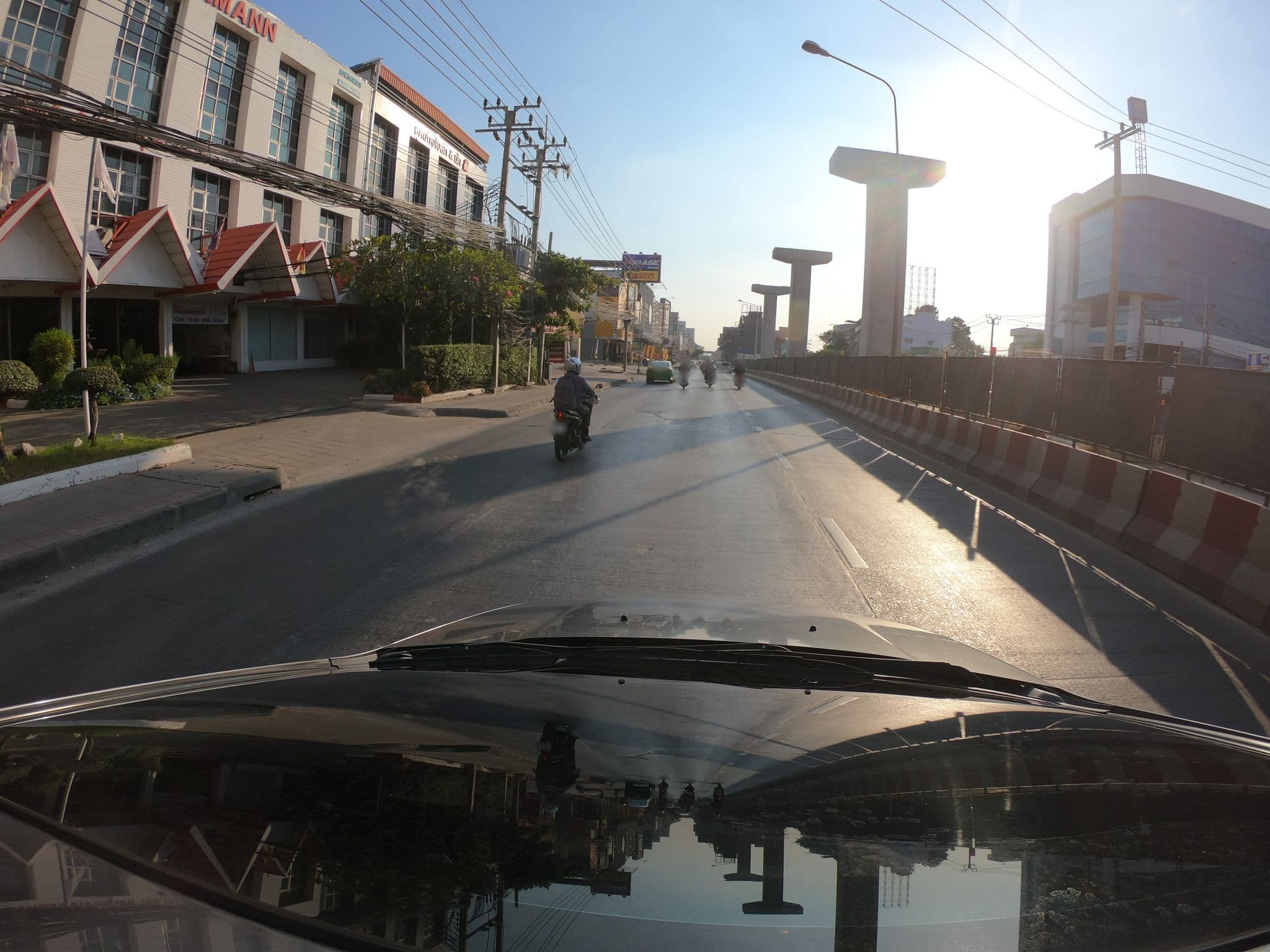 Street view near Lee's Mark Residence, Bang Na — © kapil (CC BY-SA · Mapillary)