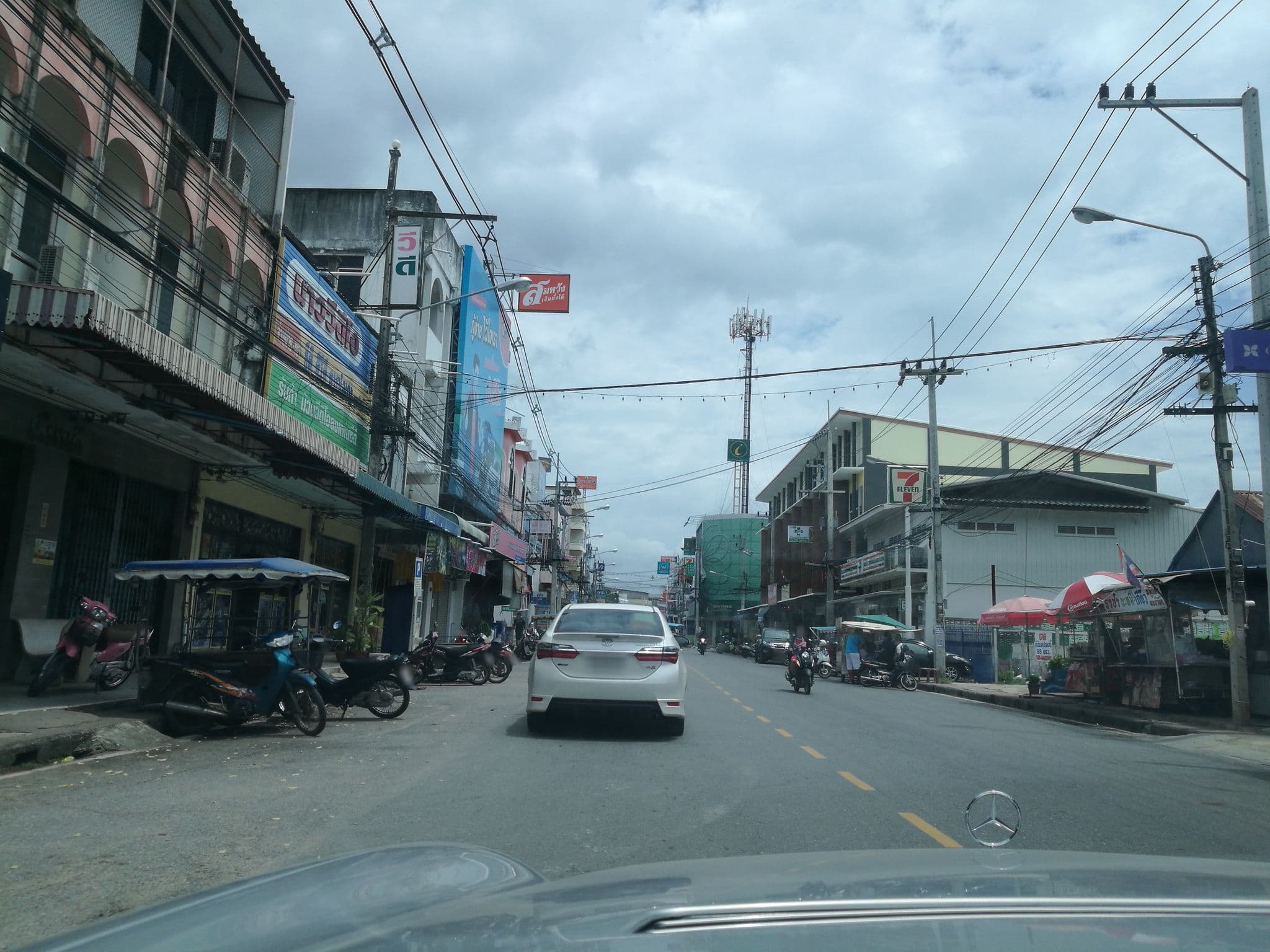 Street view near The Oasis service room, Prachuap Khiri Khan — © ratirat (CC BY-SA · Mapillary)