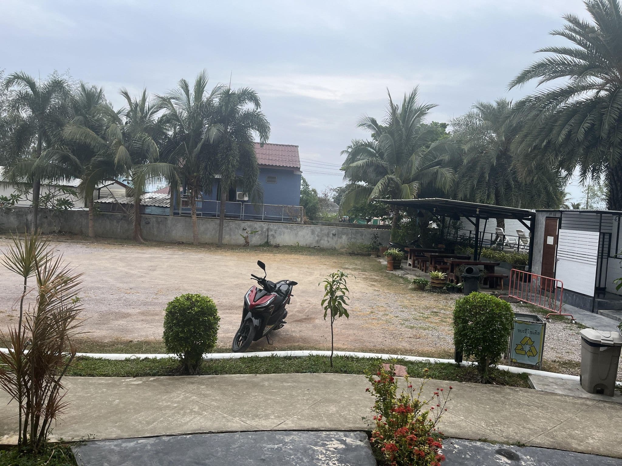 Street view near Siripong Guesthouse, Bang Saphan — © LL06 (CC BY-SA · Mapillary)
