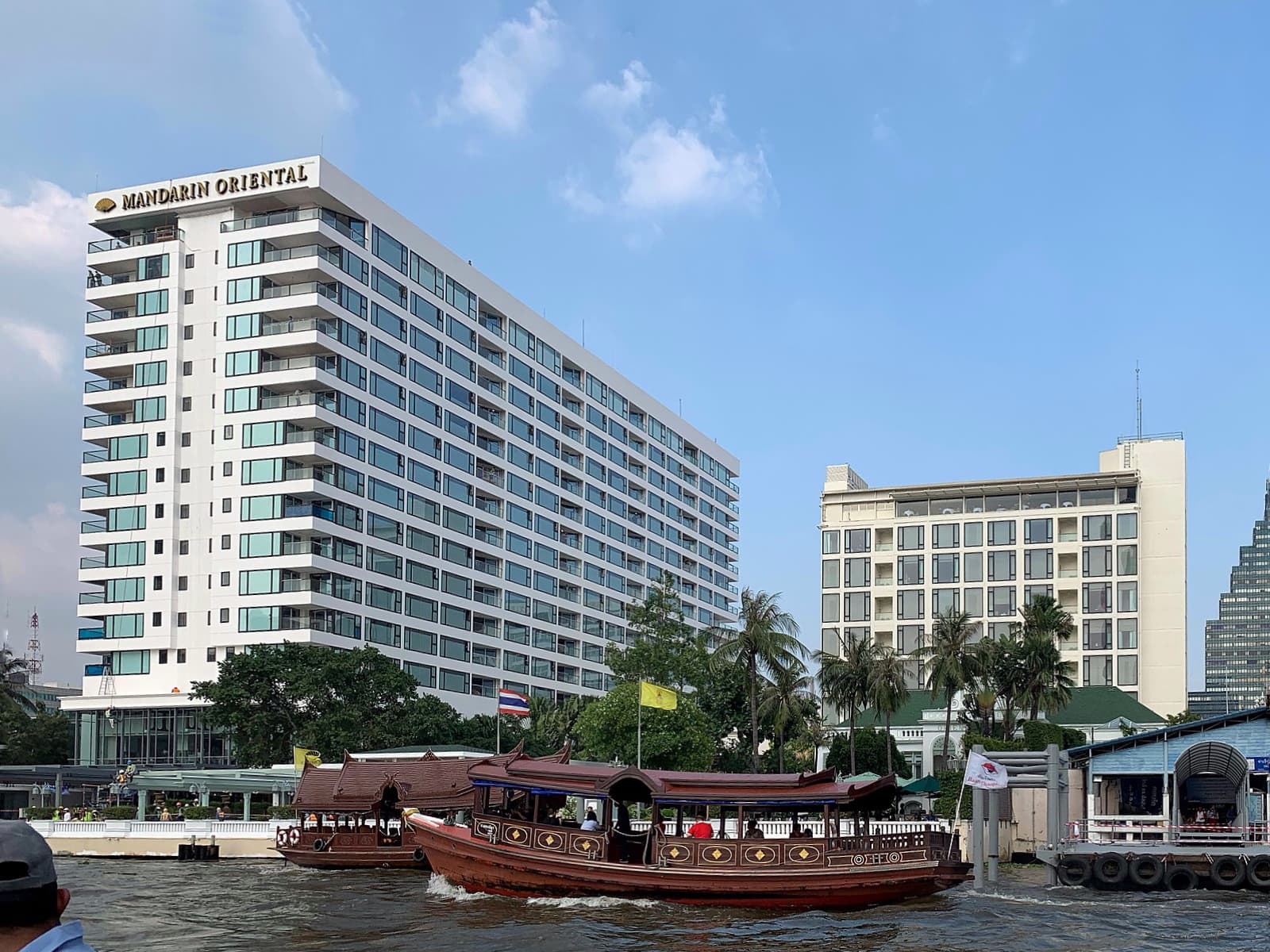 Mandarin Oriental Hotel (via Wikimedia Commons, CC BY-SA 4.0)